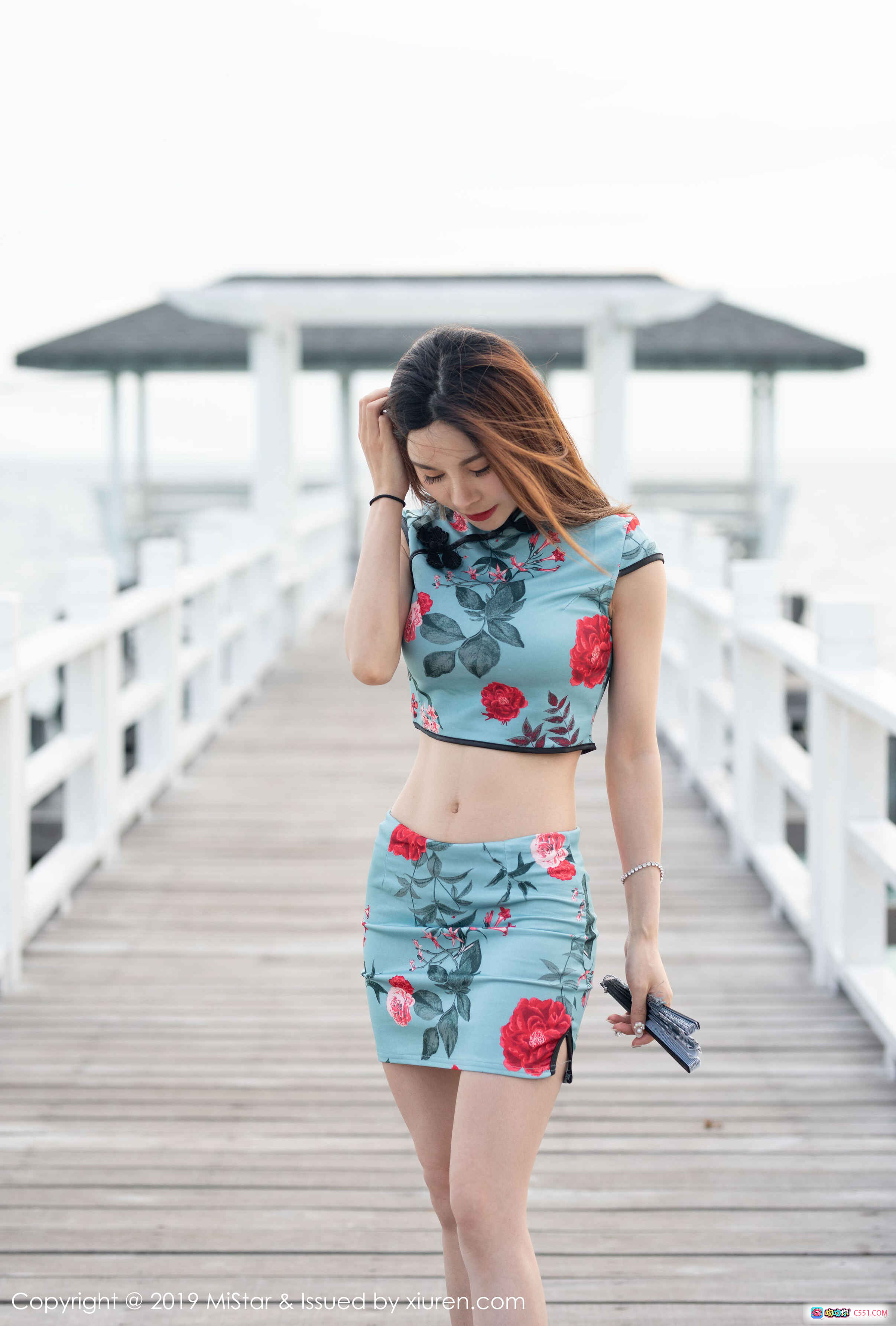 图片[9] - 沈佳熹海边栈道写真 | 蓝色花卉旗袍短裤造型 | 优雅持扇姿势 | MiStar Vol.306 2019.09.10 - 就要吻