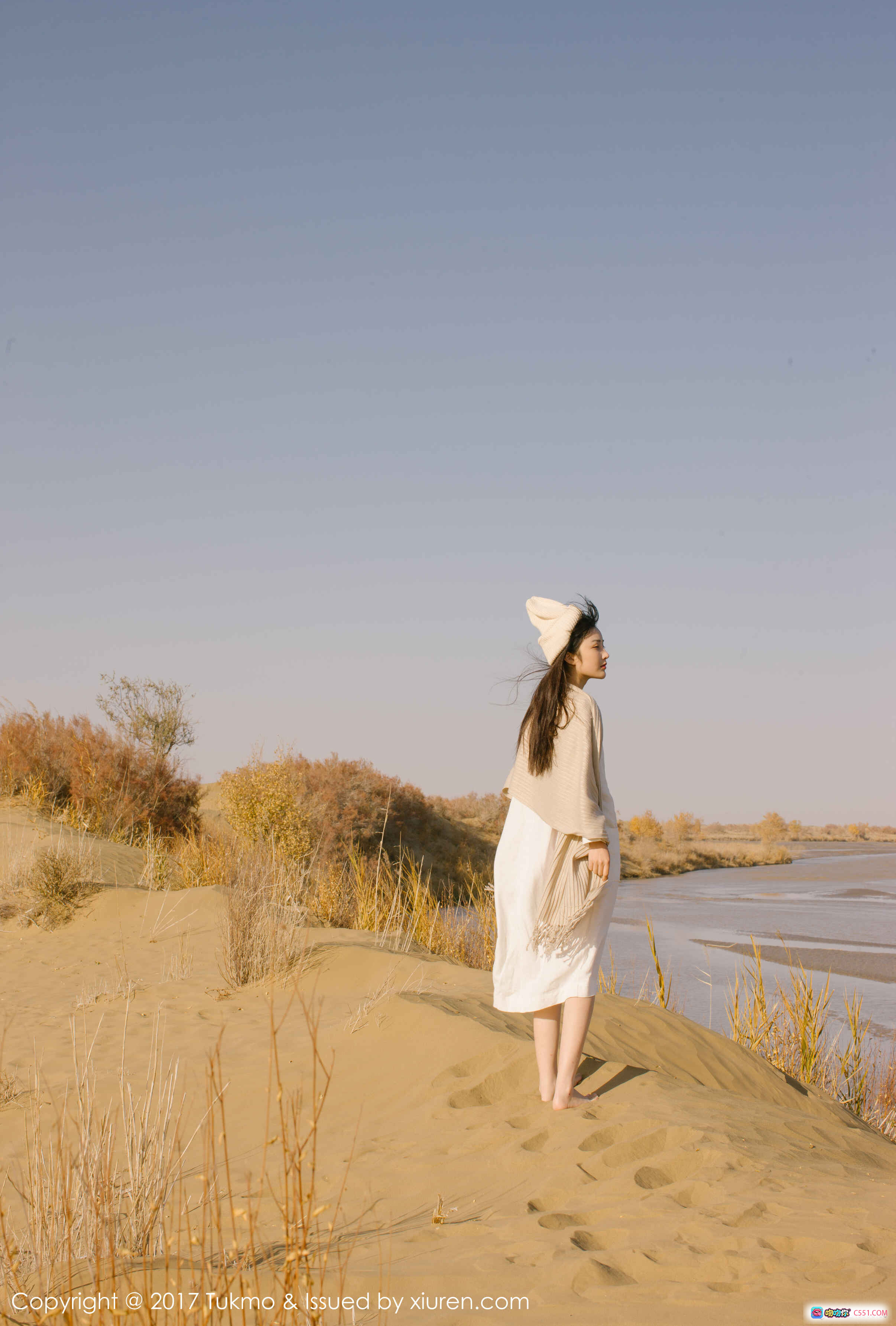 沙漠河畔少女写真 | 白裙米帽侧颜凝望 | 秋日暖光自然风光 | Tukmo 2017 Vol.102 应系列 - 就要吻