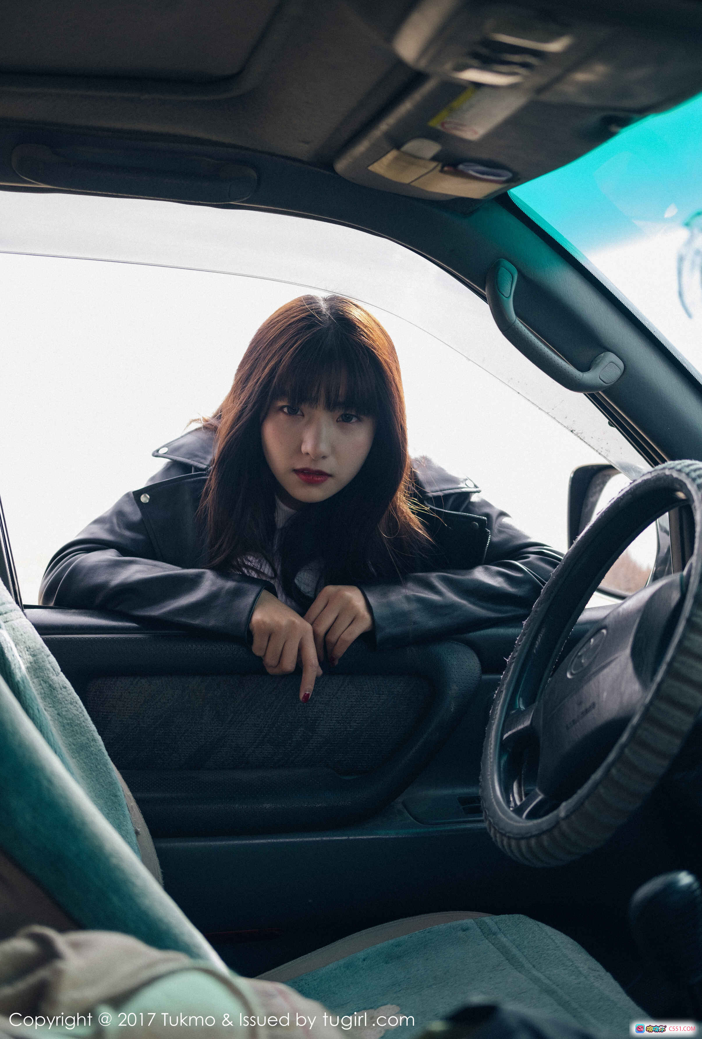 图片[8] - Tukmo球球2017写真Vol.100 白色露肩上衣+黑色皮夹克+牛仔短裤 甜美性感街拍风 - 就要吻