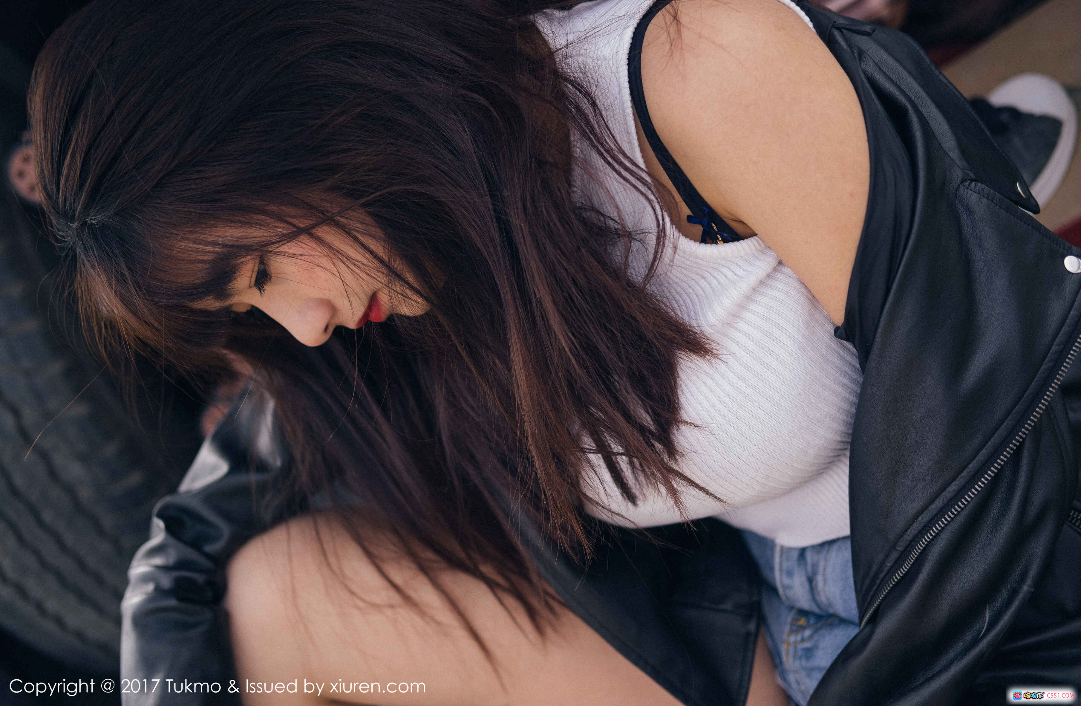 图片[2] - Tukmo球球2017写真Vol.100 白色露肩上衣+黑色皮夹克+牛仔短裤 甜美性感街拍风 - 就要吻