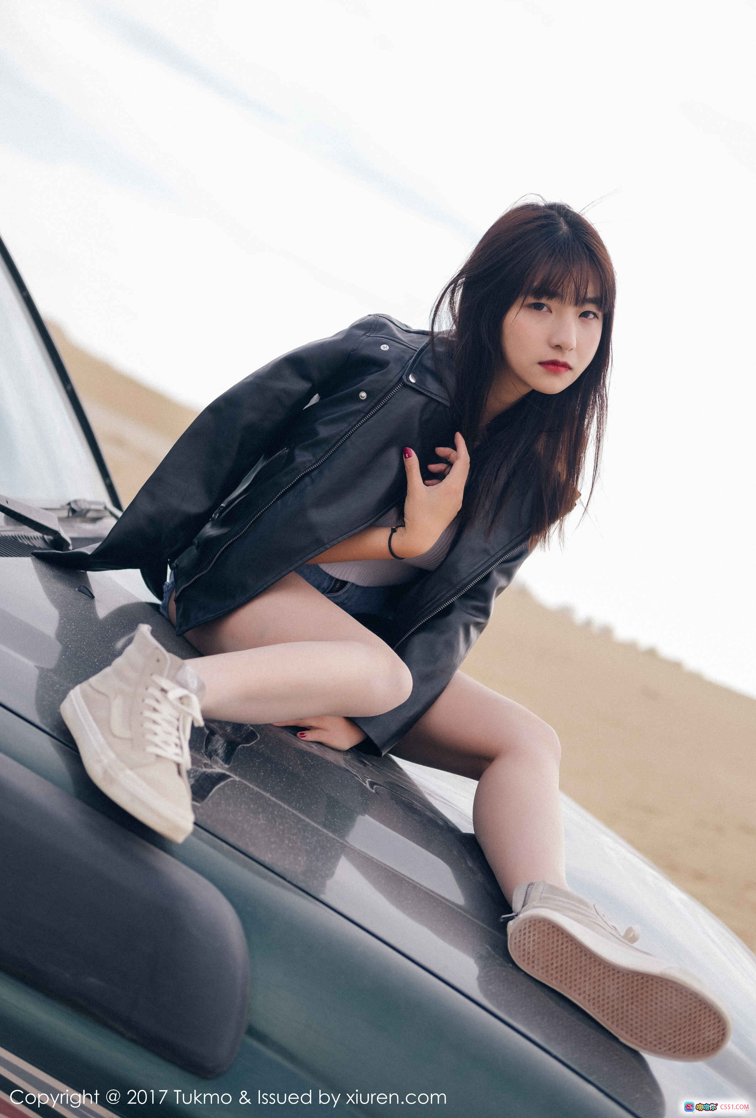 图片[5] - Tukmo球球2017写真Vol.100 白色露肩上衣+黑色皮夹克+牛仔短裤 甜美性感街拍风 - 就要吻