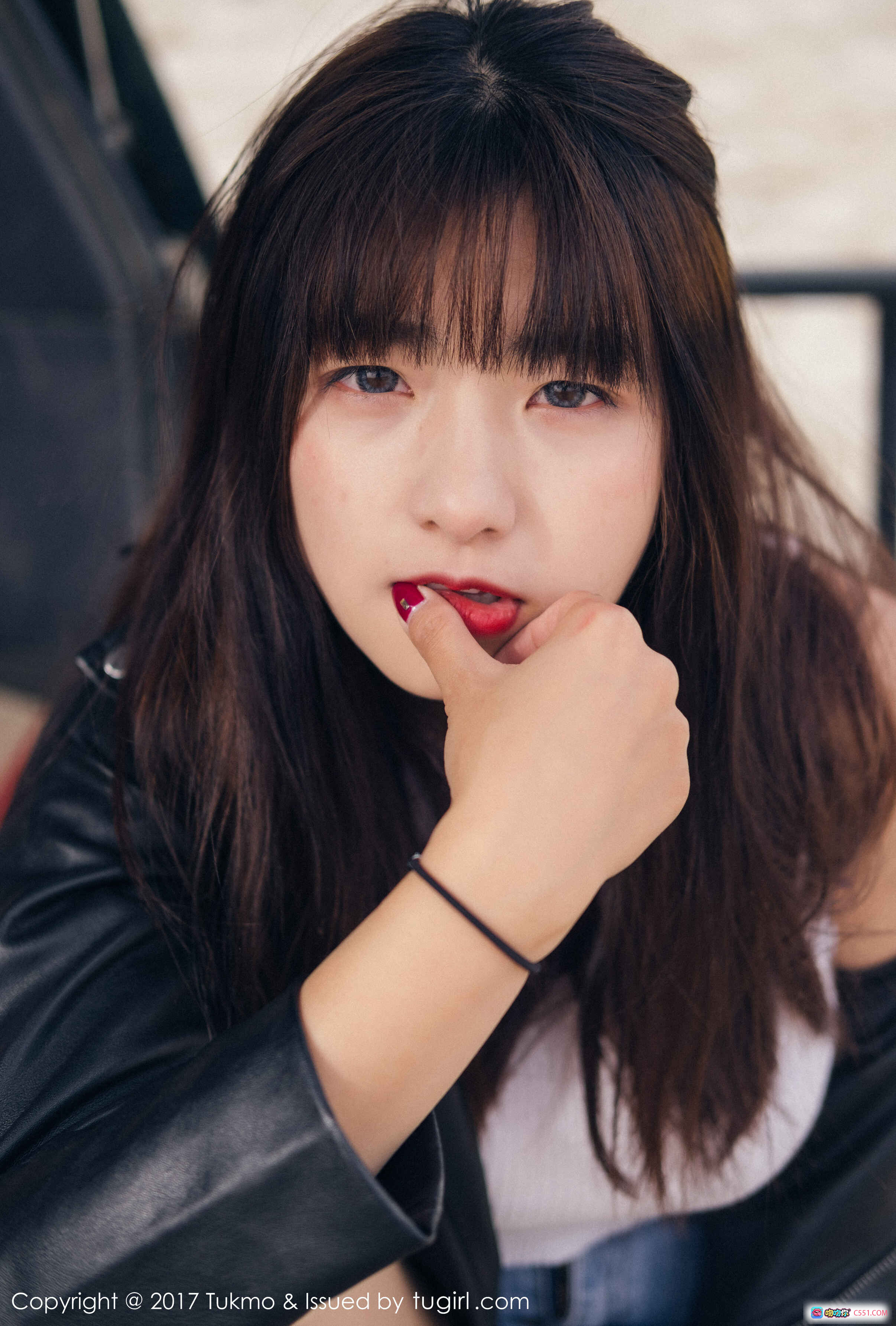 图片[9] - Tukmo球球2017写真Vol.100 白色露肩上衣+黑色皮夹克+牛仔短裤 甜美性感街拍风 - 就要吻