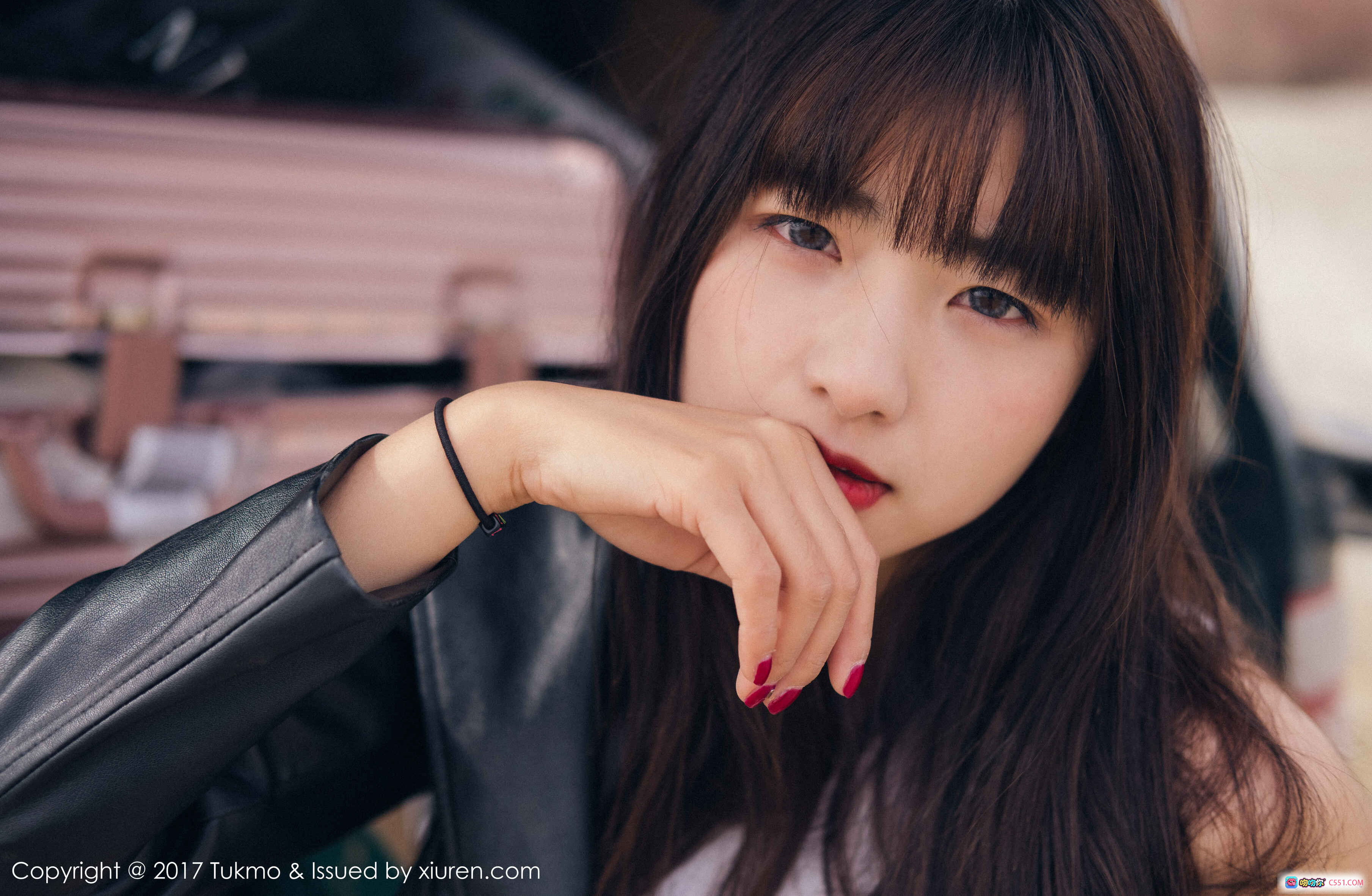 图片[4] - Tukmo球球2017写真Vol.100 白色露肩上衣+黑色皮夹克+牛仔短裤 甜美性感街拍风 - 就要吻