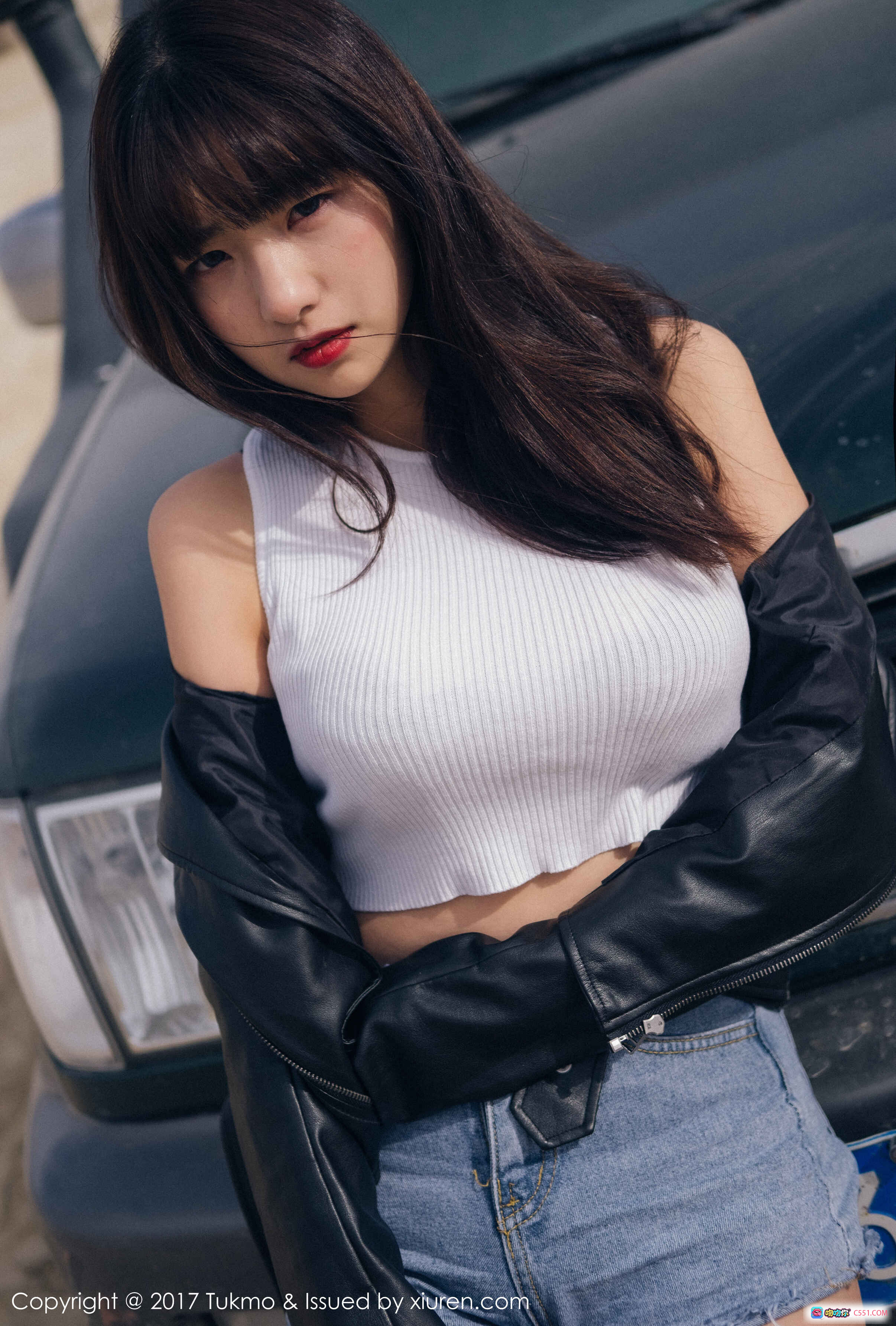 Tukmo球球2017写真Vol.100 白色露肩上衣+黑色皮夹克+牛仔短裤 甜美性感街拍风 - 就要吻
