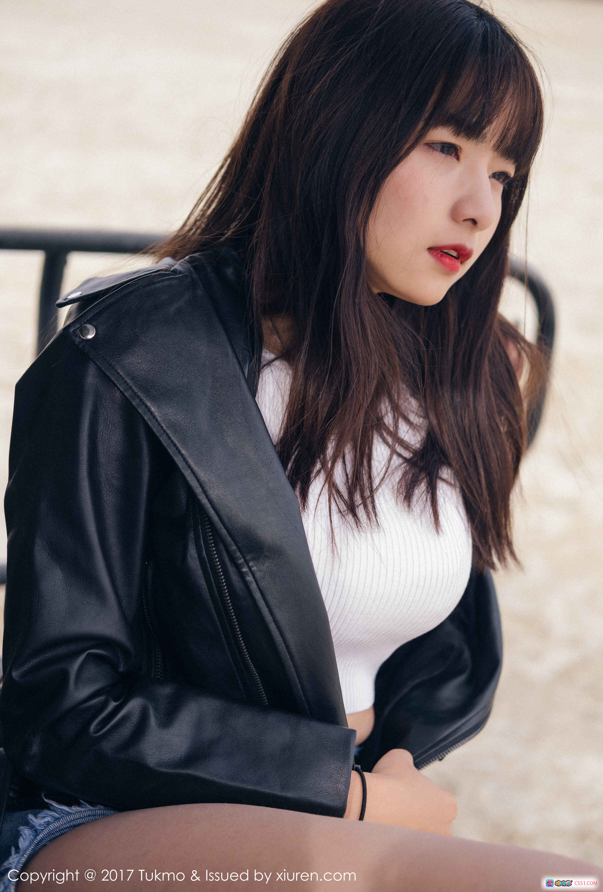 图片[3] - Tukmo球球2017写真Vol.100 白色露肩上衣+黑色皮夹克+牛仔短裤 甜美性感街拍风 - 就要吻