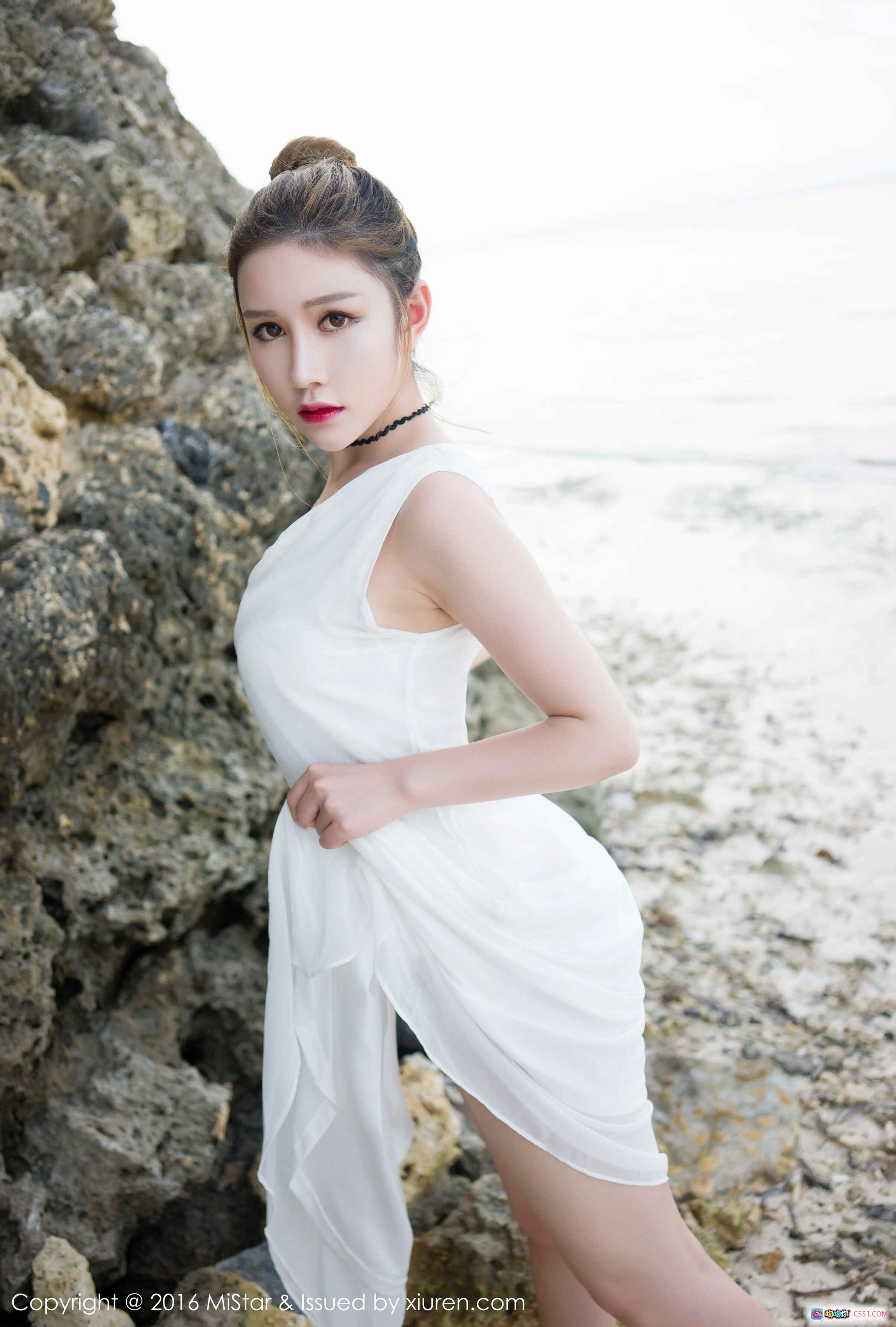 图片[10] - 于姬Una热带花园比基尼写真 | 白色抹胸+浅蓝短裤 | 手持鸡蛋花性感摆拍 | MiStar 2016 VOL.066 - 就要吻