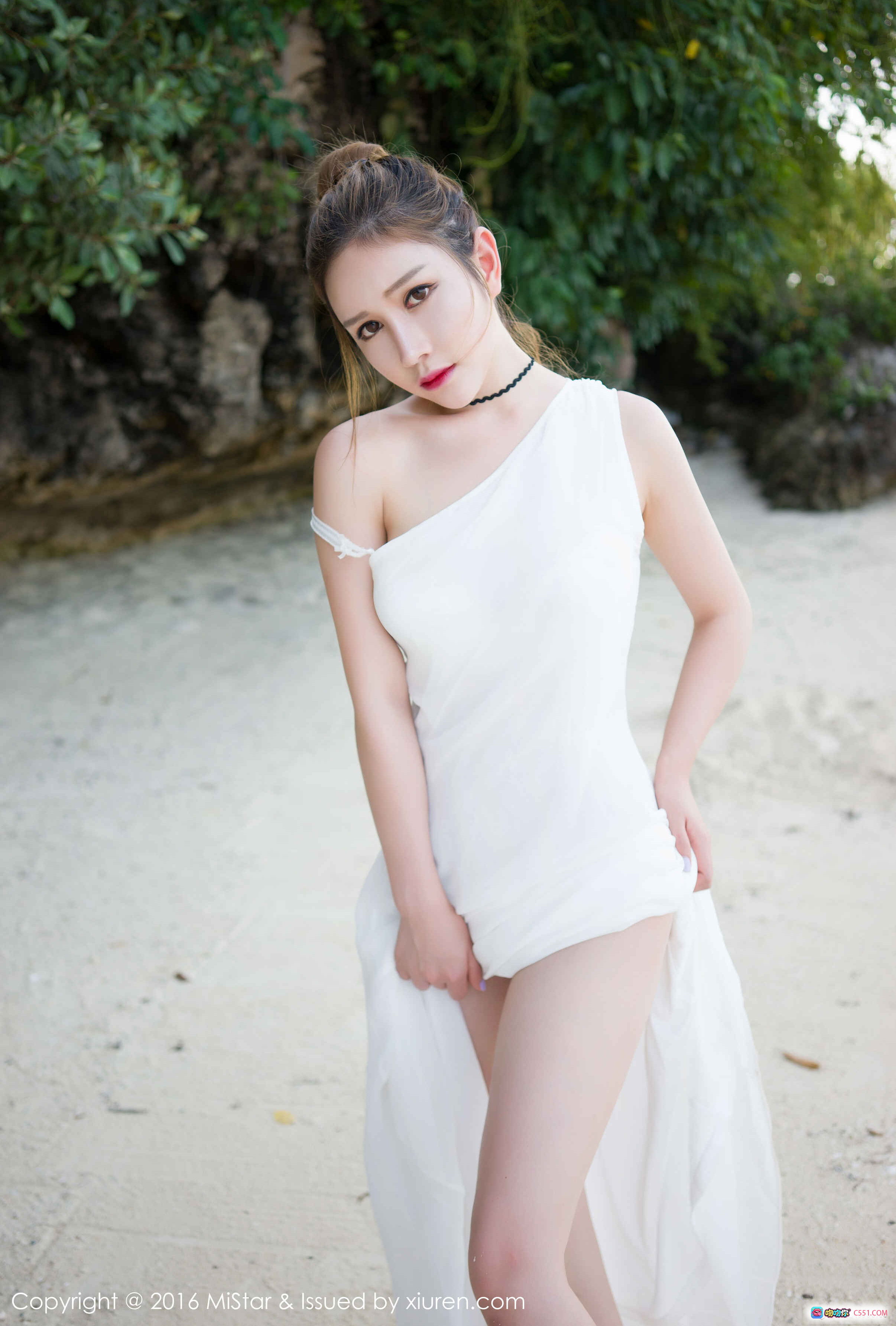 图片[2] - 于姬Una热带花园比基尼写真 | 白色抹胸+浅蓝短裤 | 手持鸡蛋花性感摆拍 | MiStar 2016 VOL.066 - 就要吻