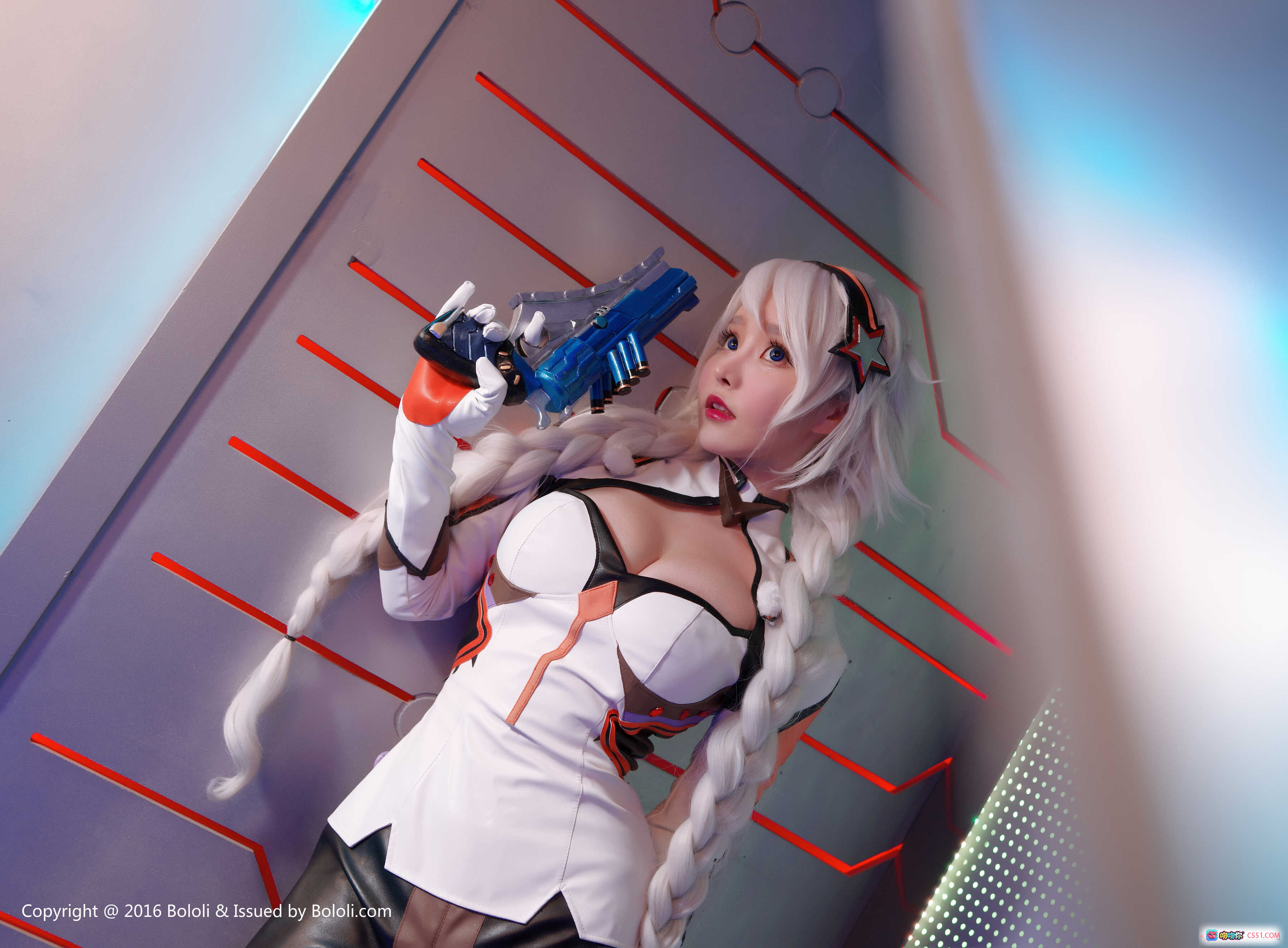 图片[4] - 柳侑绮Cosplay白发女战士持蓝枪写真 – BoLoli波萝社VOL.111精致制服性感造型 - 就要吻