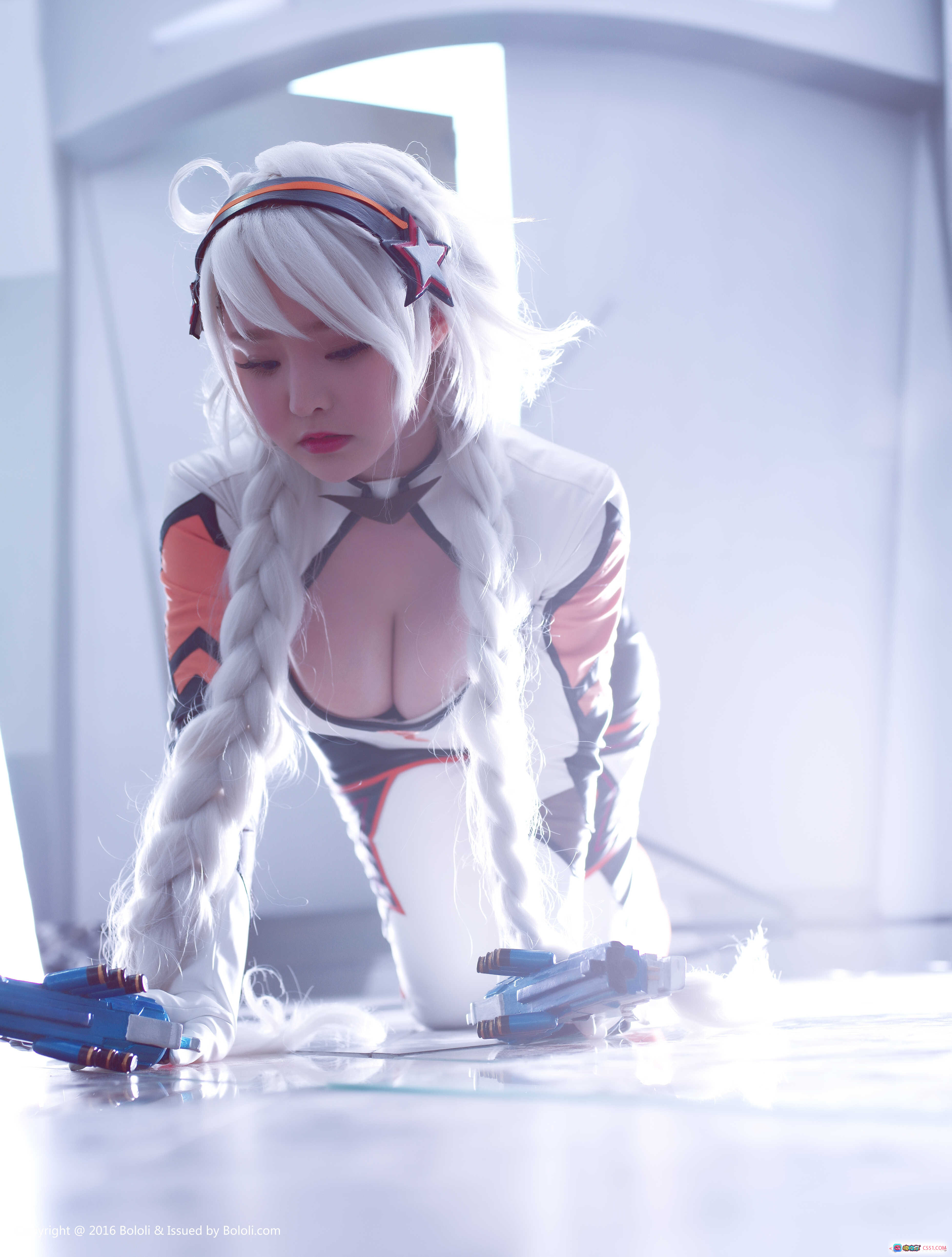 图片[10] - 柳侑绮Cosplay白发女战士持蓝枪写真 – BoLoli波萝社VOL.111精致制服性感造型 - 就要吻
