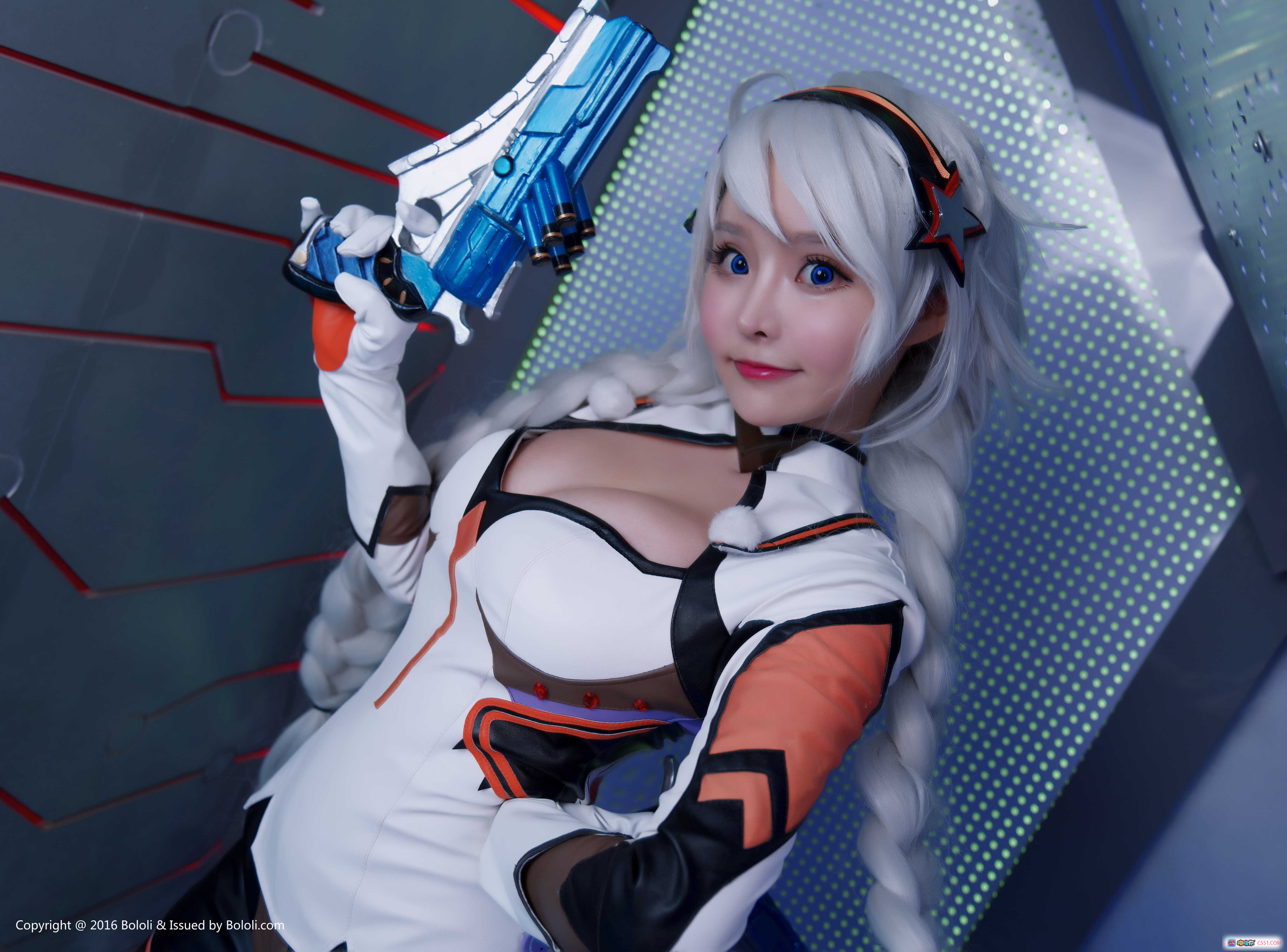 柳侑绮Cosplay白发女战士持蓝枪写真 - BoLoli波萝社VOL.111精致制服性感造型 - 就要吻