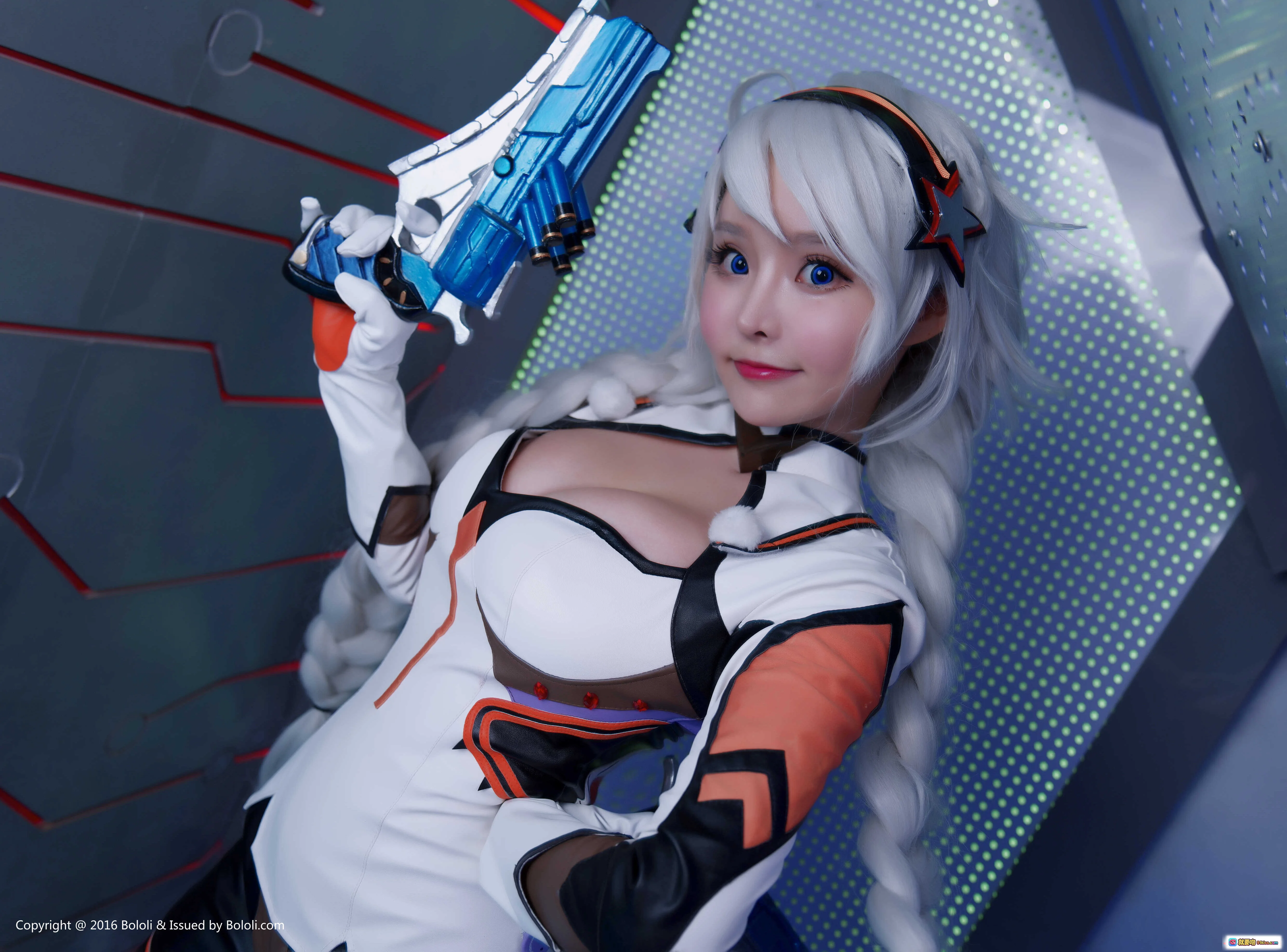 柳侑绮Cosplay白发女战士持蓝枪写真 - BoLoli波萝社VOL.111精致制服性感造型 - 就要吻