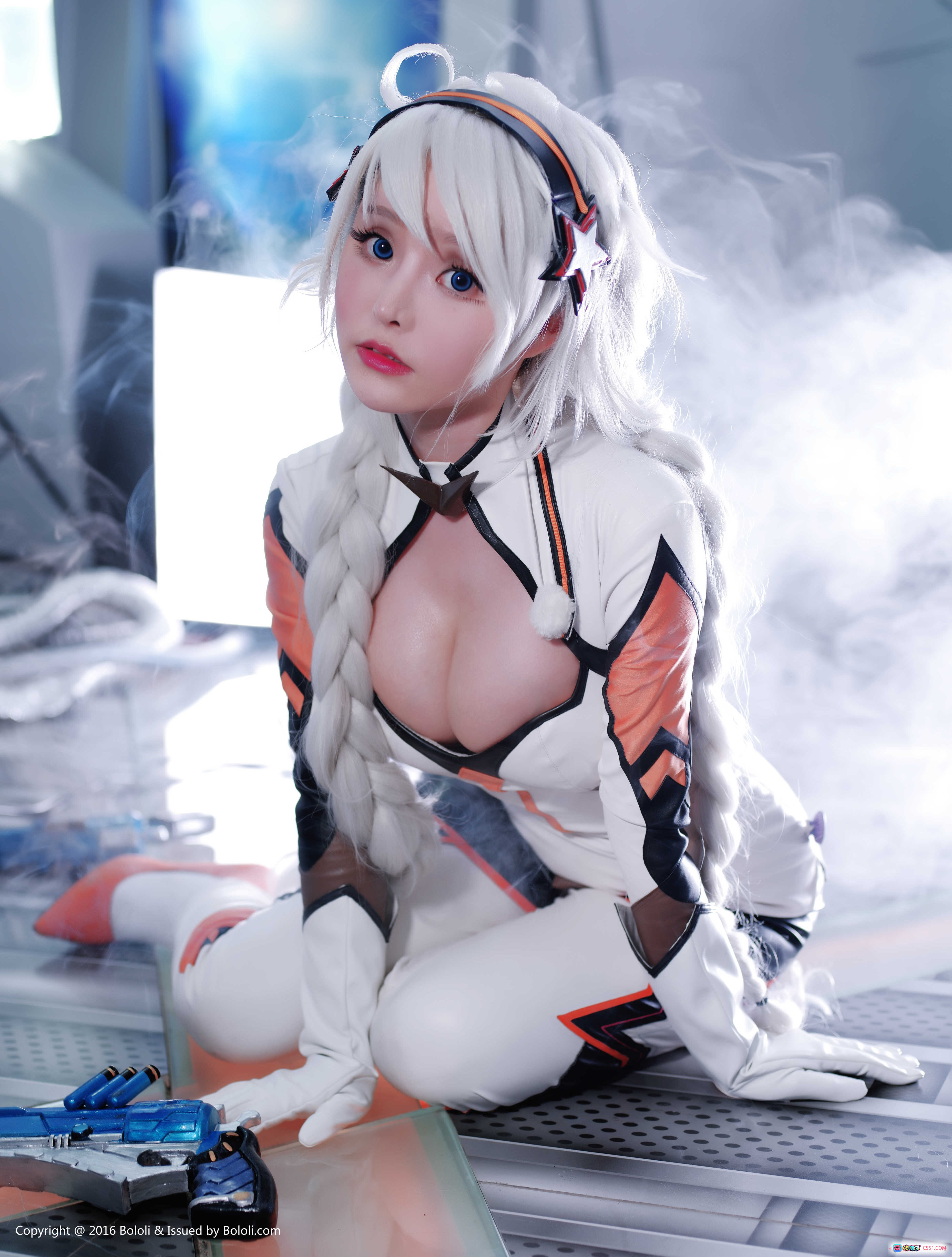 图片[3] - 柳侑绮Cosplay白发女战士持蓝枪写真 – BoLoli波萝社VOL.111精致制服性感造型 - 就要吻