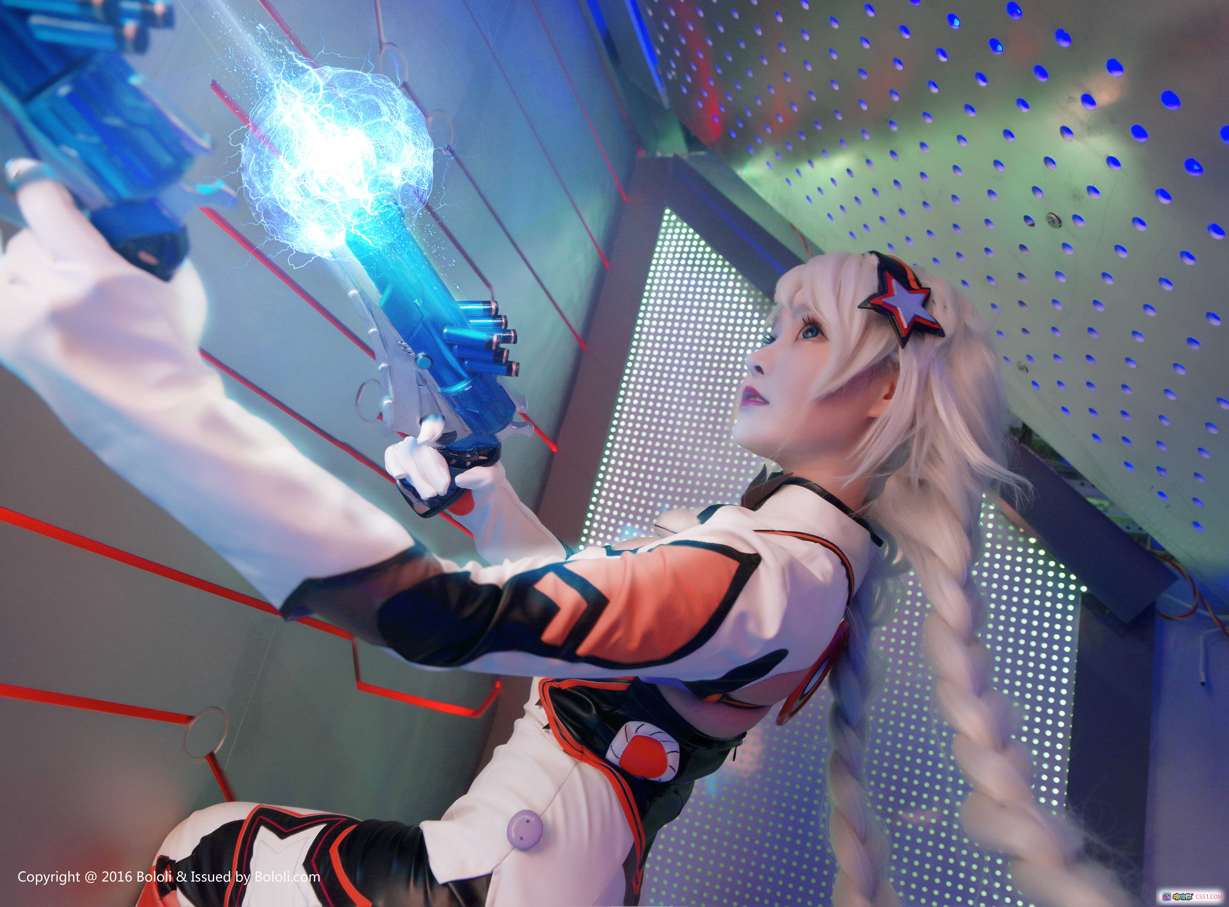 图片[2] - 柳侑绮Cosplay白发女战士持蓝枪写真 – BoLoli波萝社VOL.111精致制服性感造型 - 就要吻