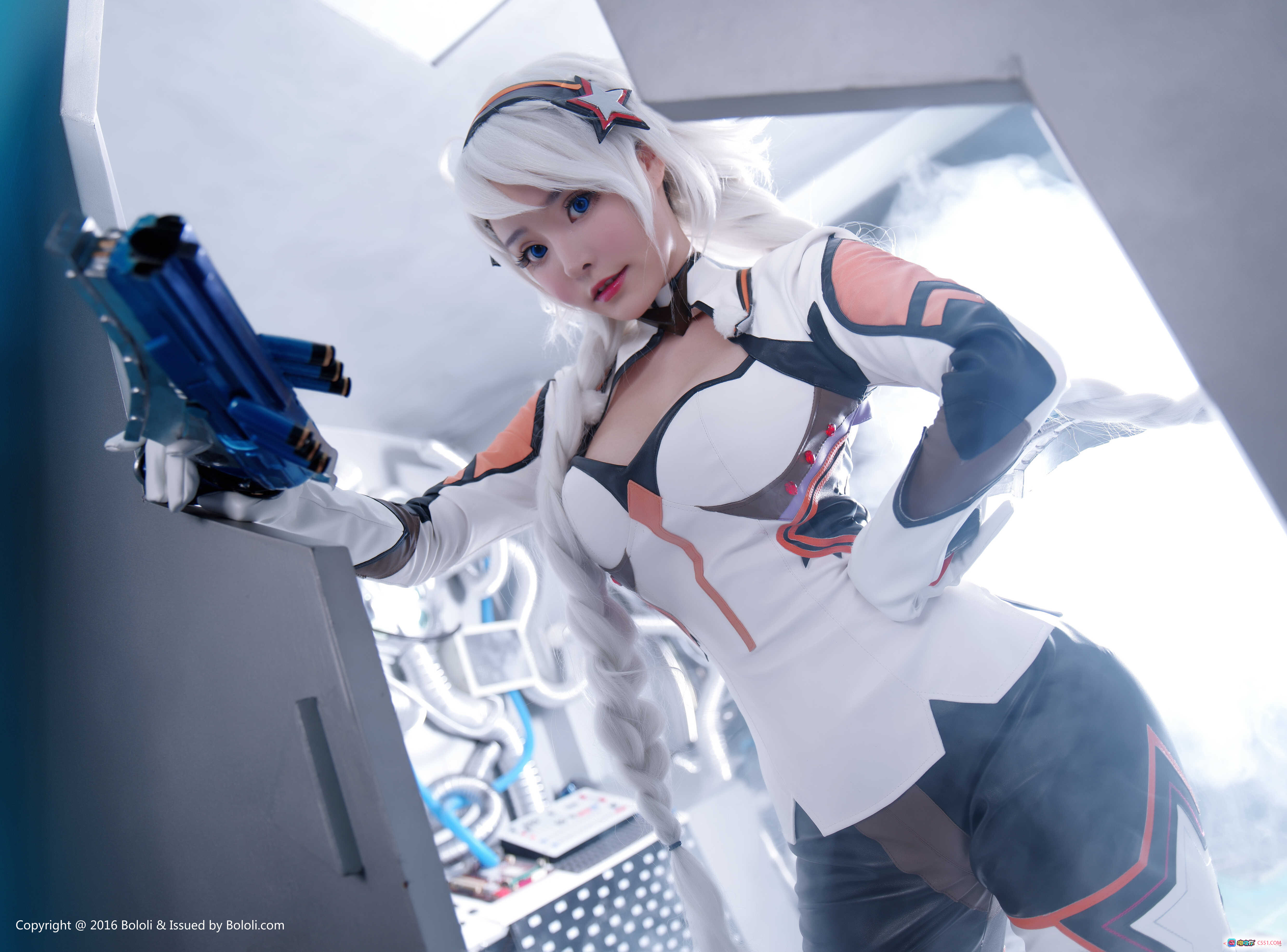 图片[8] - 柳侑绮Cosplay白发女战士持蓝枪写真 – BoLoli波萝社VOL.111精致制服性感造型 - 就要吻