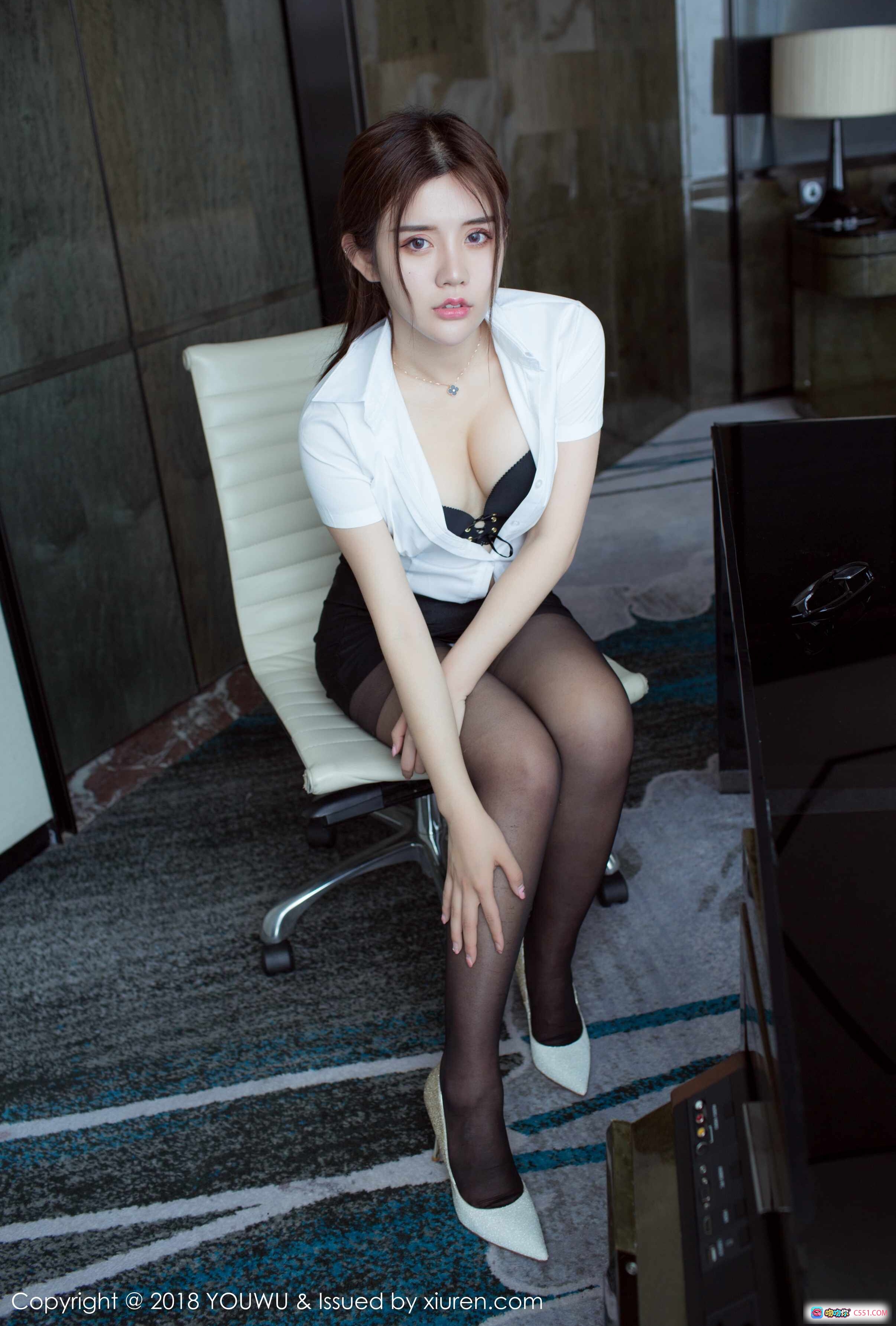 图片[8] - YouWu尤物馆2018.03.07 Vol.081 兔子Nina 白衬衫黑丝美腿性感写真室内私房照 - 就要吻