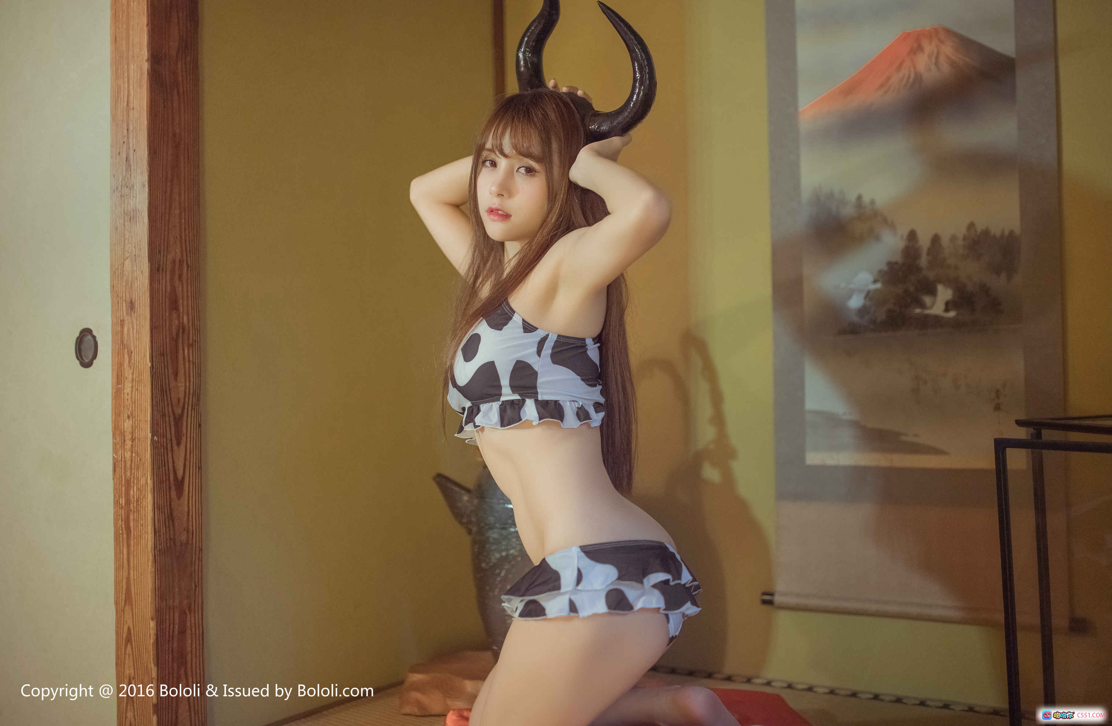 图片[3] - 夏美酱牛角写真 | BoLoli波萝社VOL.093 | 奶牛纹吊带裙 | 甜美长发少女 | 室内光影私房照 - 就要吻