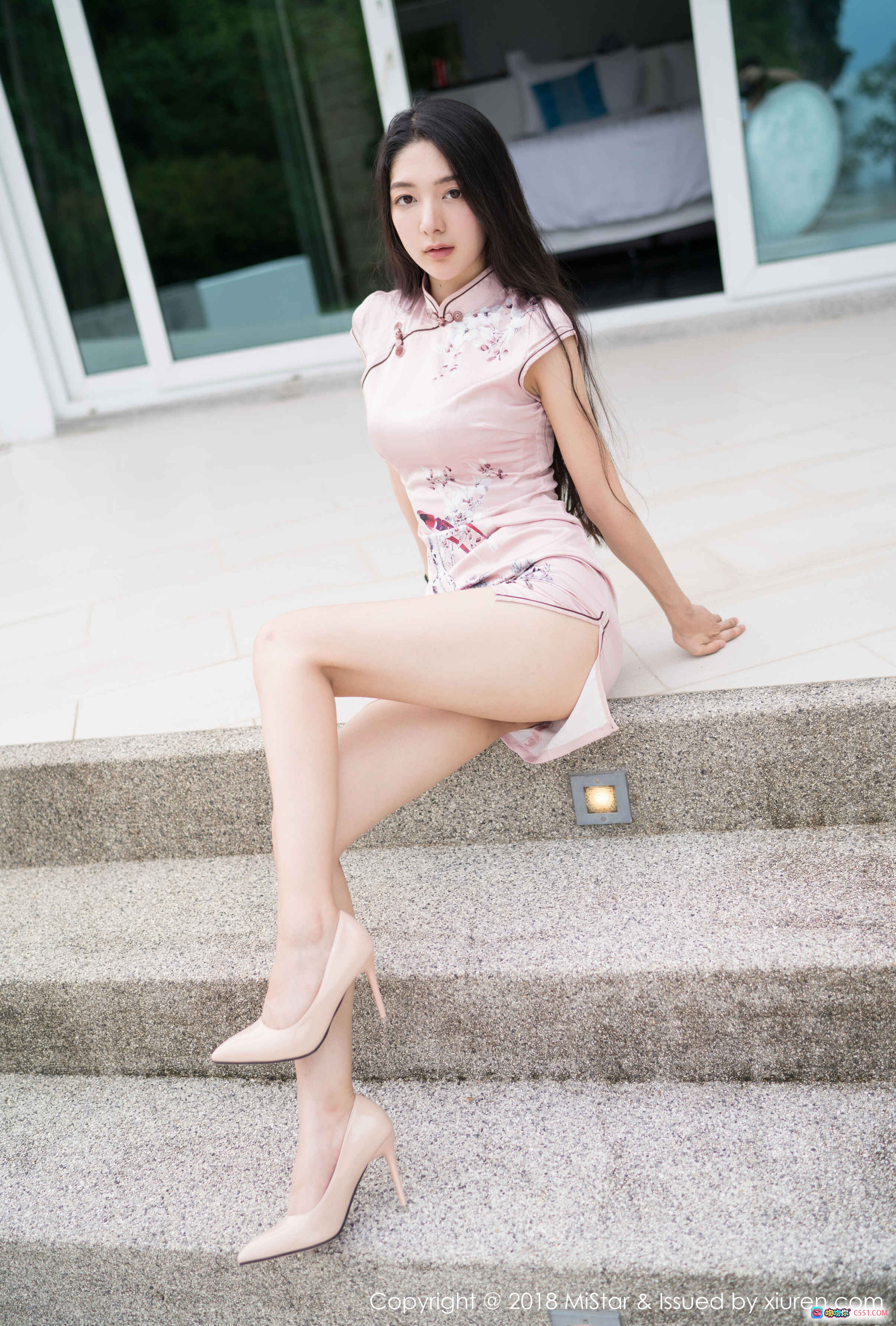 图片[3] - MiStar 2018.04.08 VOL.220 小热巴 黑色比基尼泳装 美女户外写真 白墙绿植背景 甜美笑容 长发花饰 比基尼字母边饰 手持棒棒糖 时尚性感泳装照 - 就要吻