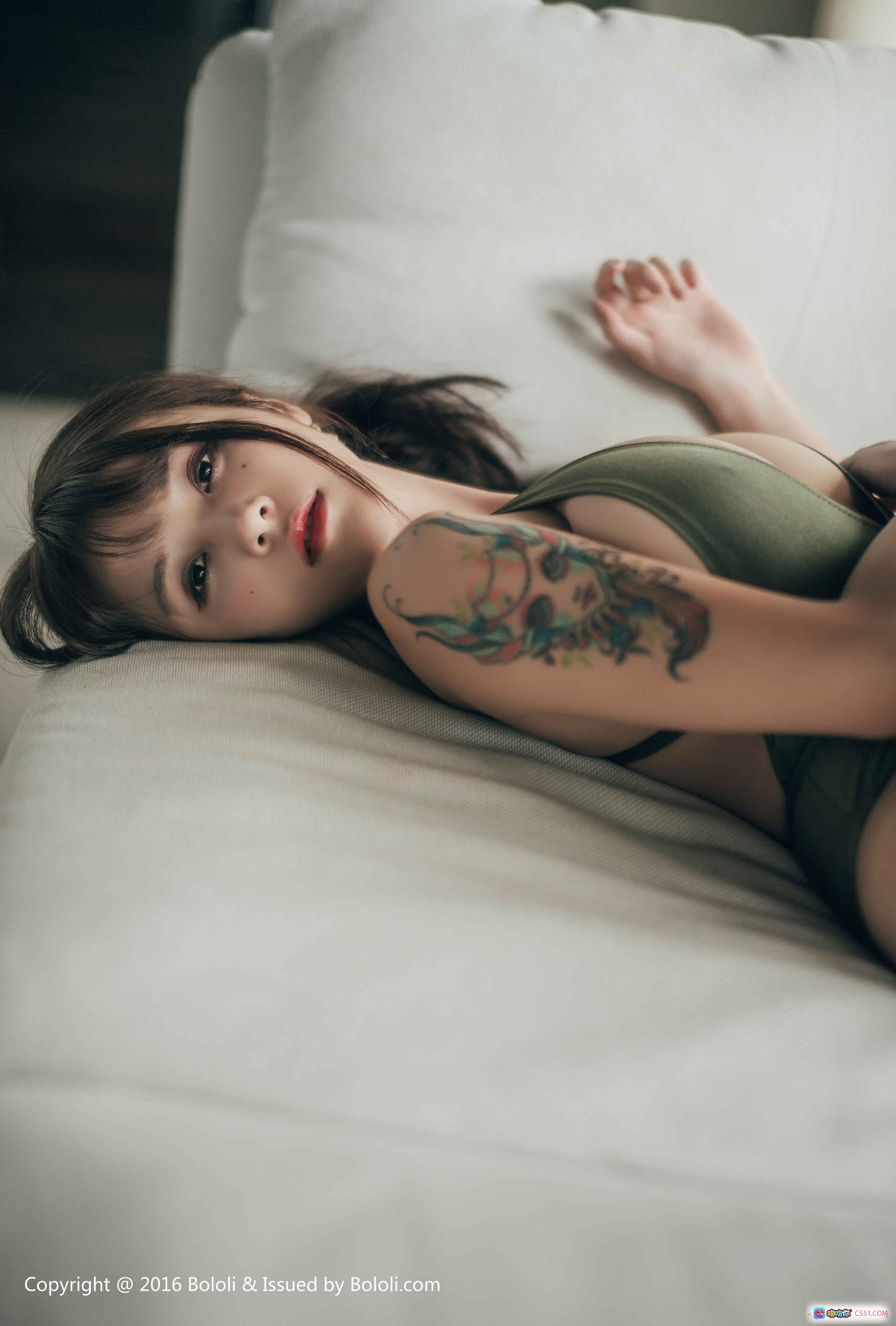夏美酱性感写真 | BoLoli波萝社VOL.049 | 纹身美女躺卧沙发 | 2017年5月2日发布 | 59P高清图集 - 就要吻
