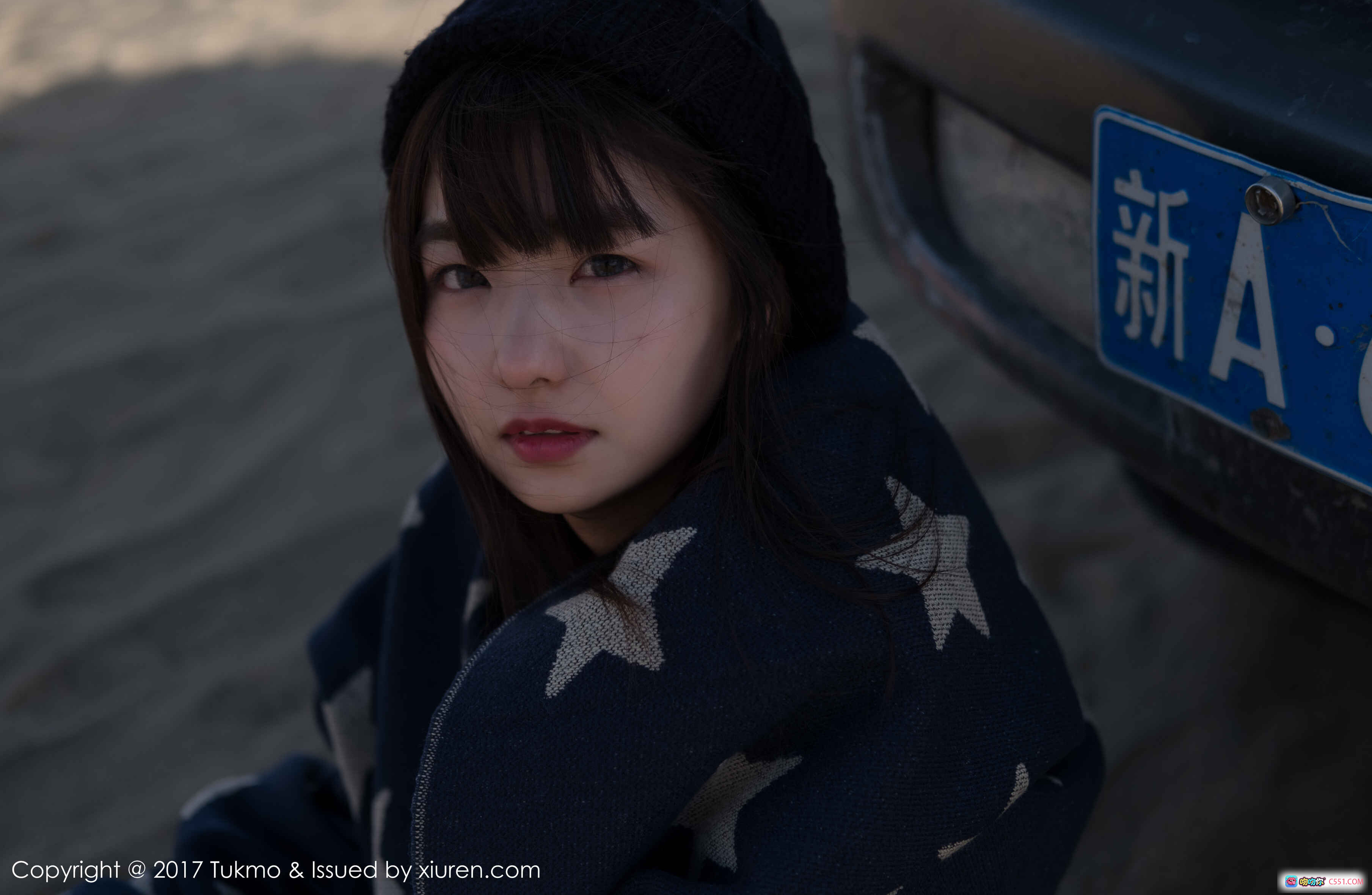 图片[6] - 沙漠少女倚车休憩 星空毯温柔包裹 低角度光影写真 Tukmo Vol.105 球球 2017秋日氛围感大片 - 就要吻