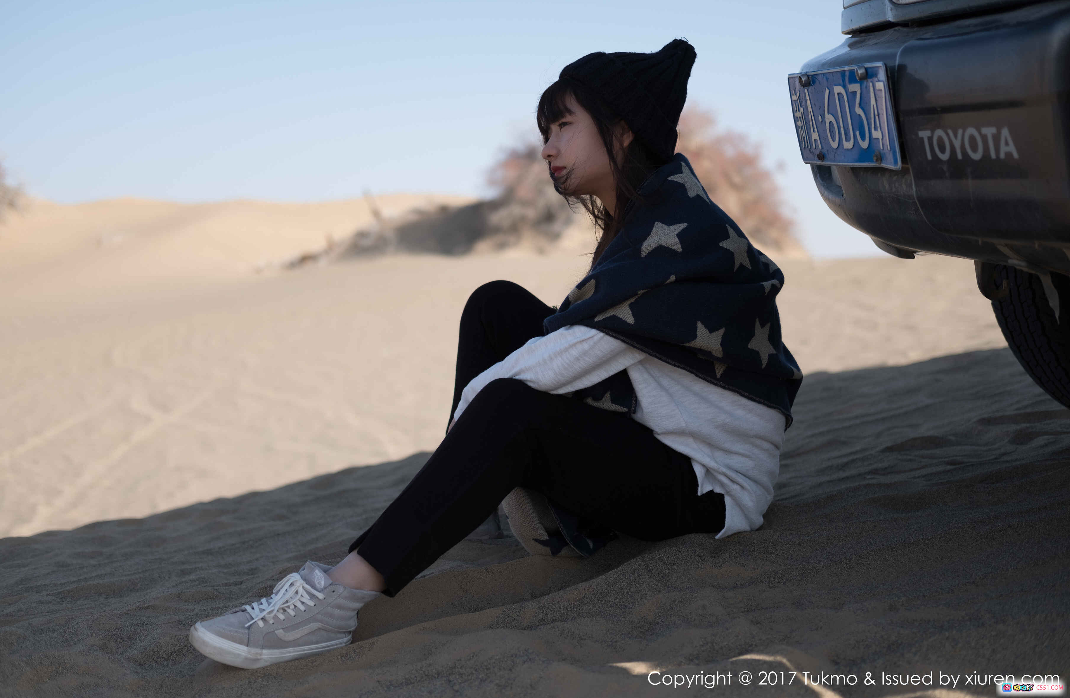 图片[5] - 沙漠少女倚车休憩 星空毯温柔包裹 低角度光影写真 Tukmo Vol.105 球球 2017秋日氛围感大片 - 就要吻