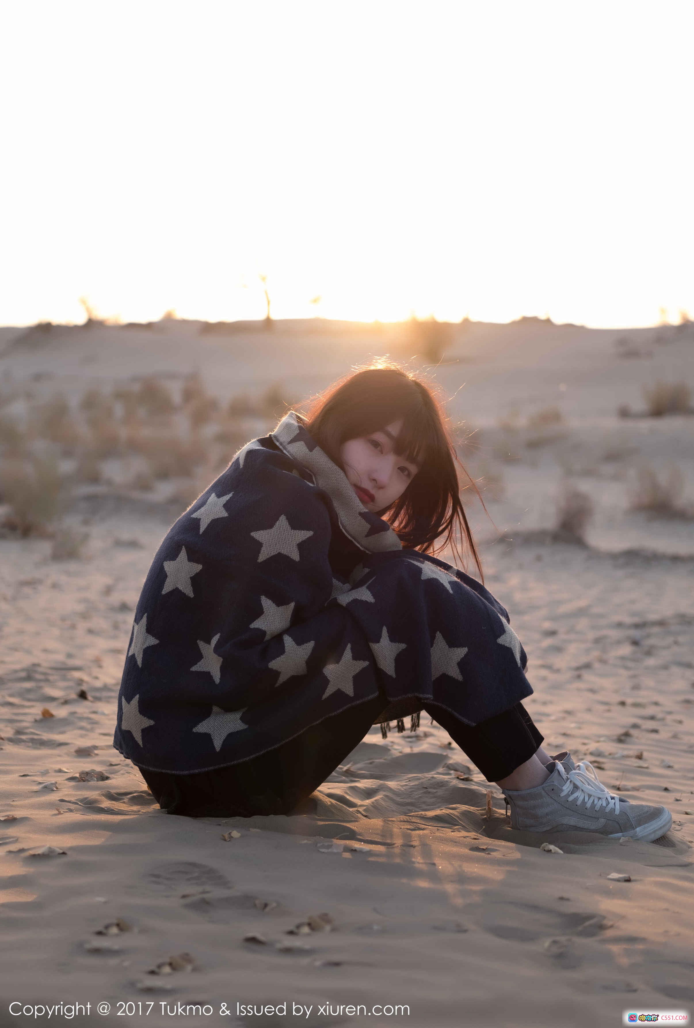 图片[4] - 沙漠少女倚车休憩 星空毯温柔包裹 低角度光影写真 Tukmo Vol.105 球球 2017秋日氛围感大片 - 就要吻
