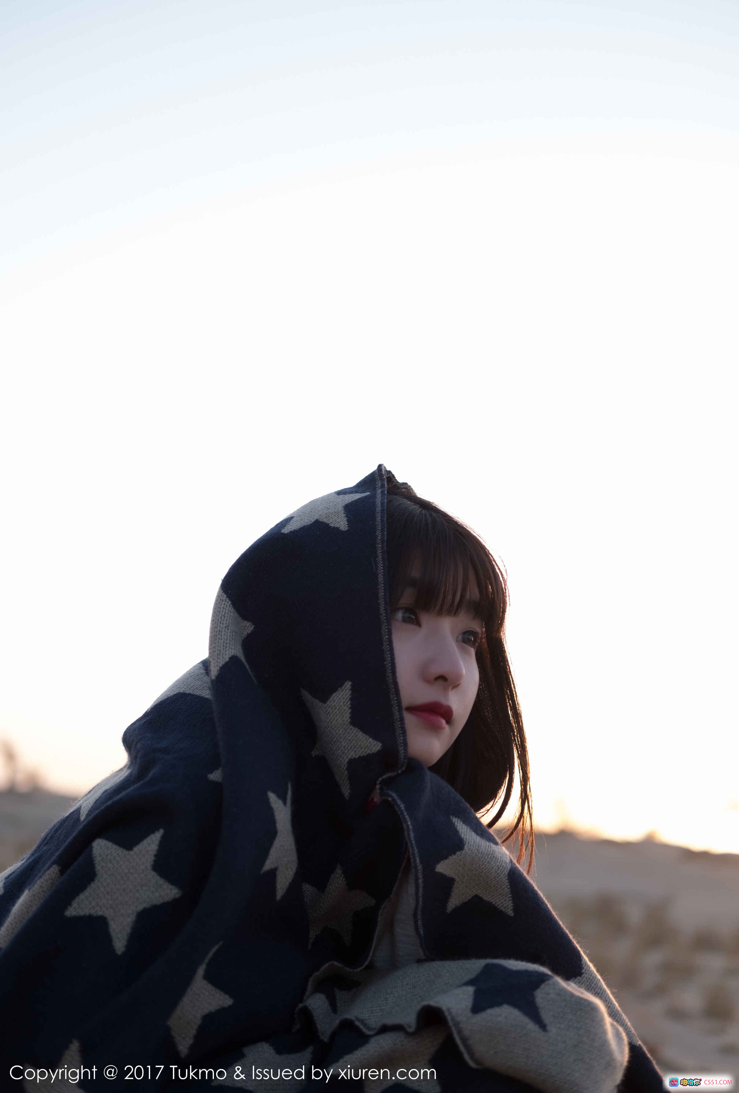 图片[7] - 沙漠少女倚车休憩 星空毯温柔包裹 低角度光影写真 Tukmo Vol.105 球球 2017秋日氛围感大片 - 就要吻