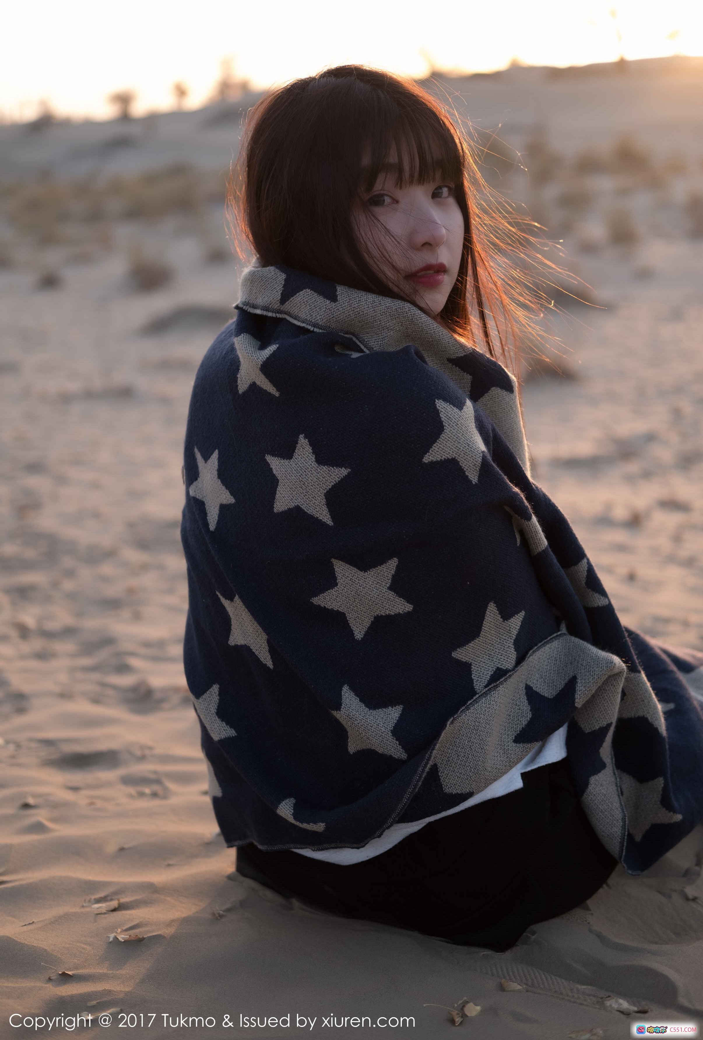 图片[3] - 沙漠少女倚车休憩 星空毯温柔包裹 低角度光影写真 Tukmo Vol.105 球球 2017秋日氛围感大片 - 就要吻