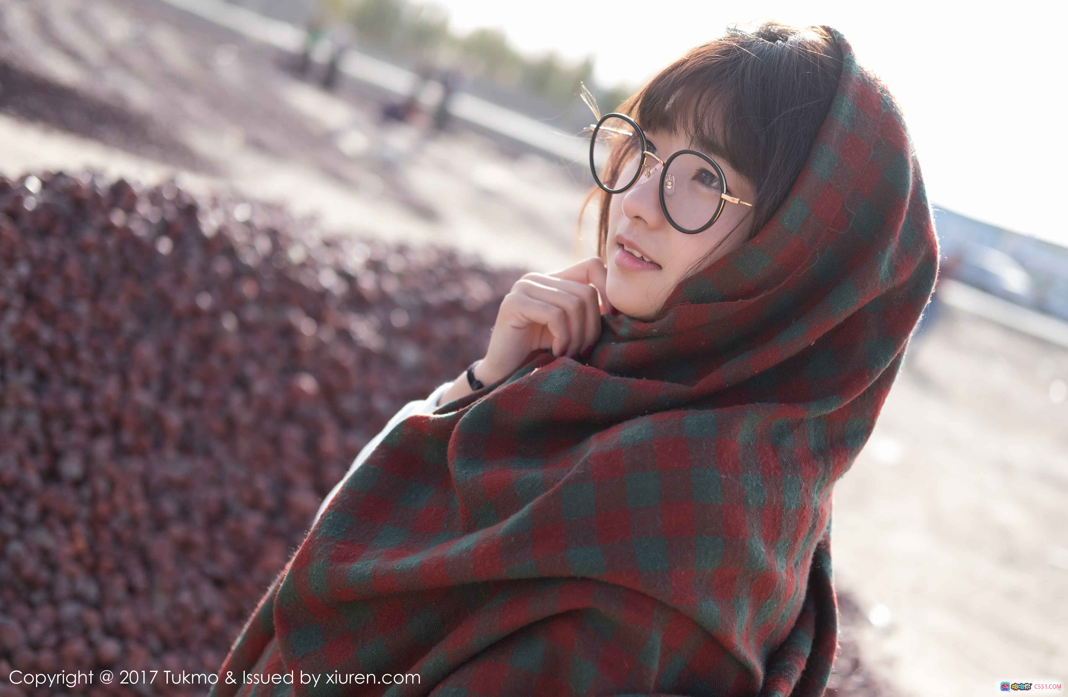 图片[9] - 沙漠少女倚车休憩 星空毯温柔包裹 低角度光影写真 Tukmo Vol.105 球球 2017秋日氛围感大片 - 就要吻