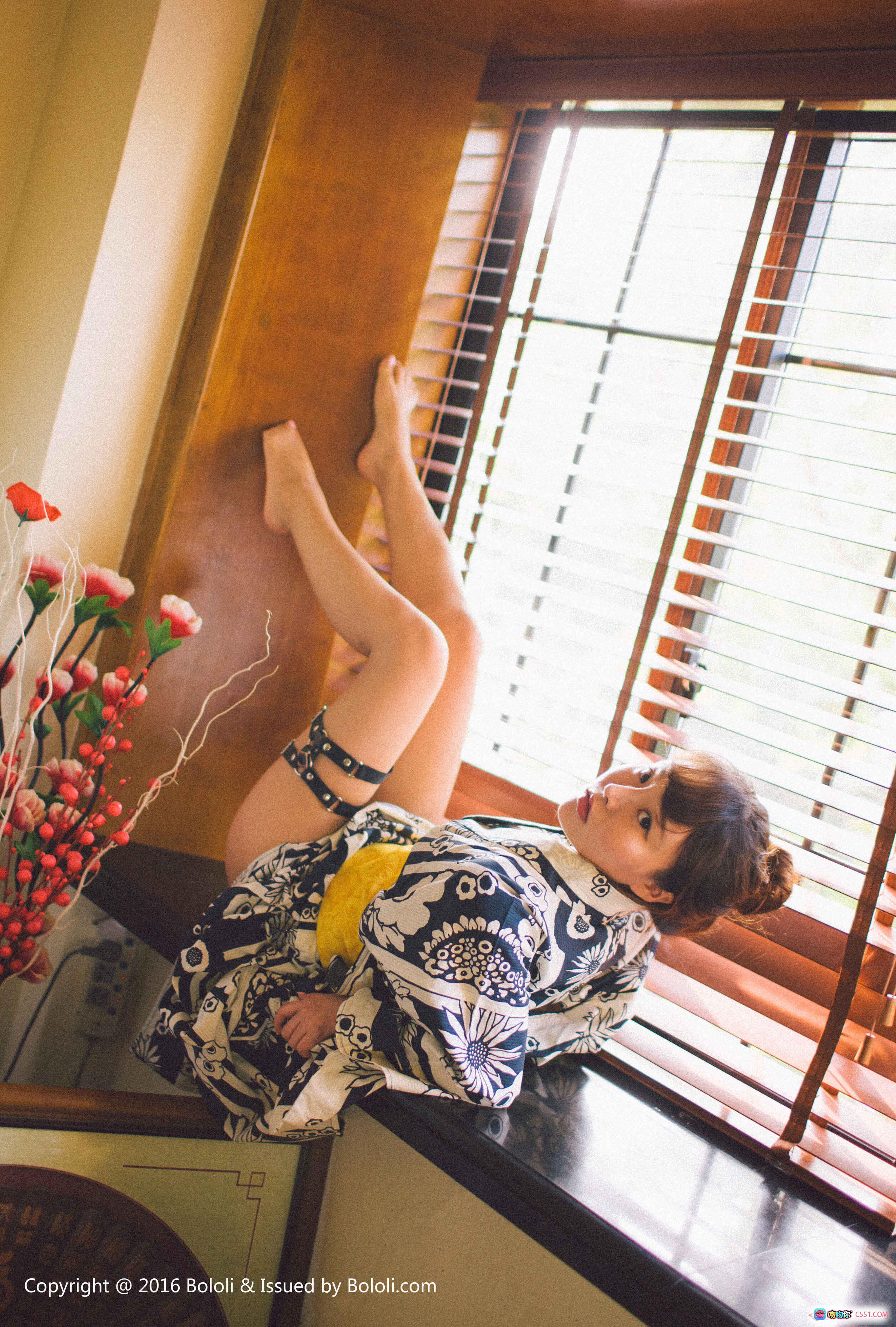 柳侑绮日系和风写真 | 木窗百叶光影 | 黑白花纹浴衣美腿特写 | BoLoli波萝社VOL.114精选 - 就要吻