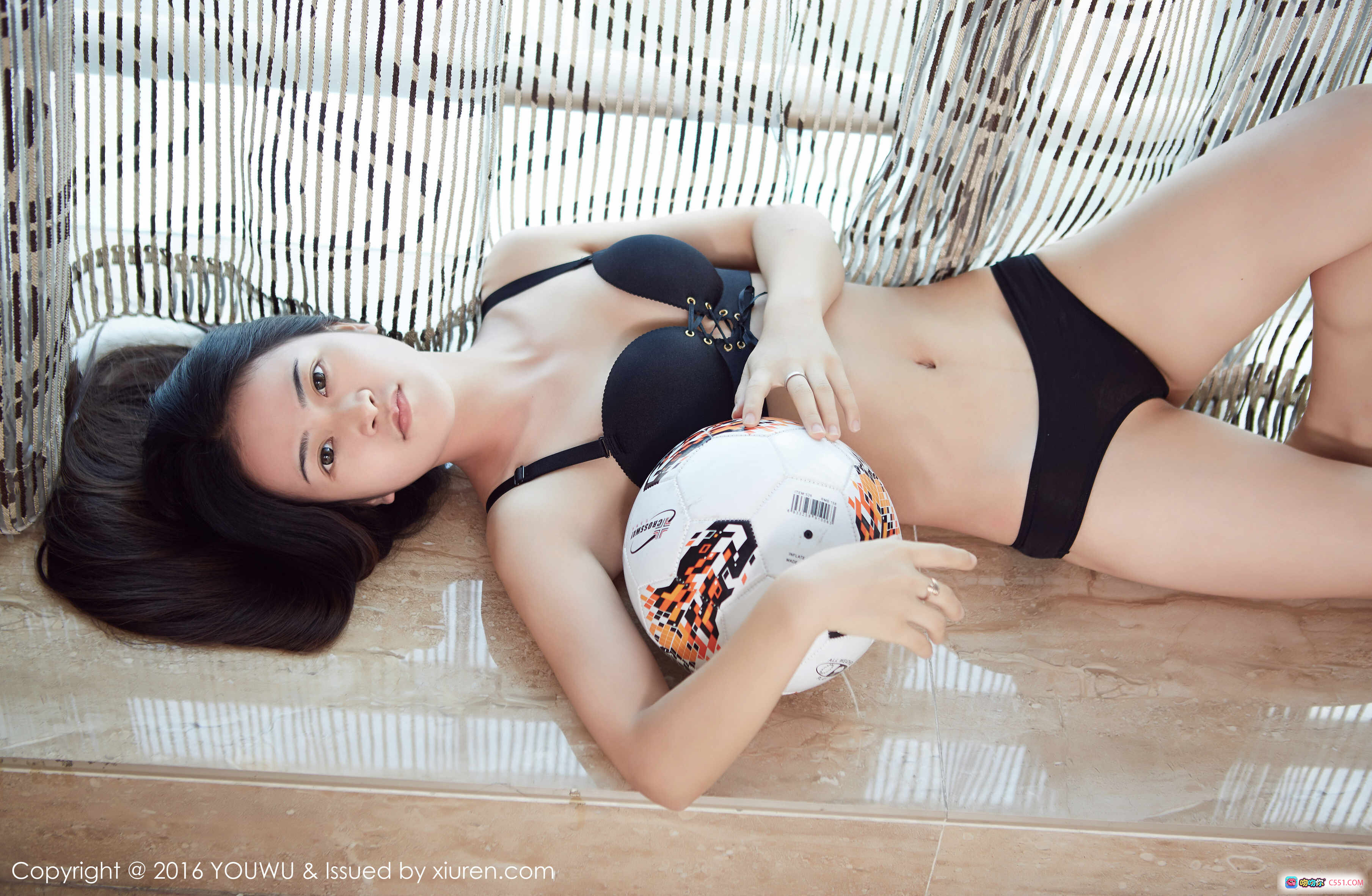 图片[3] - YouWu尤物馆2016.06.24 Vol.015 小维Gary黑内衣抱足球写真美腿性感私房照 - 就要吻