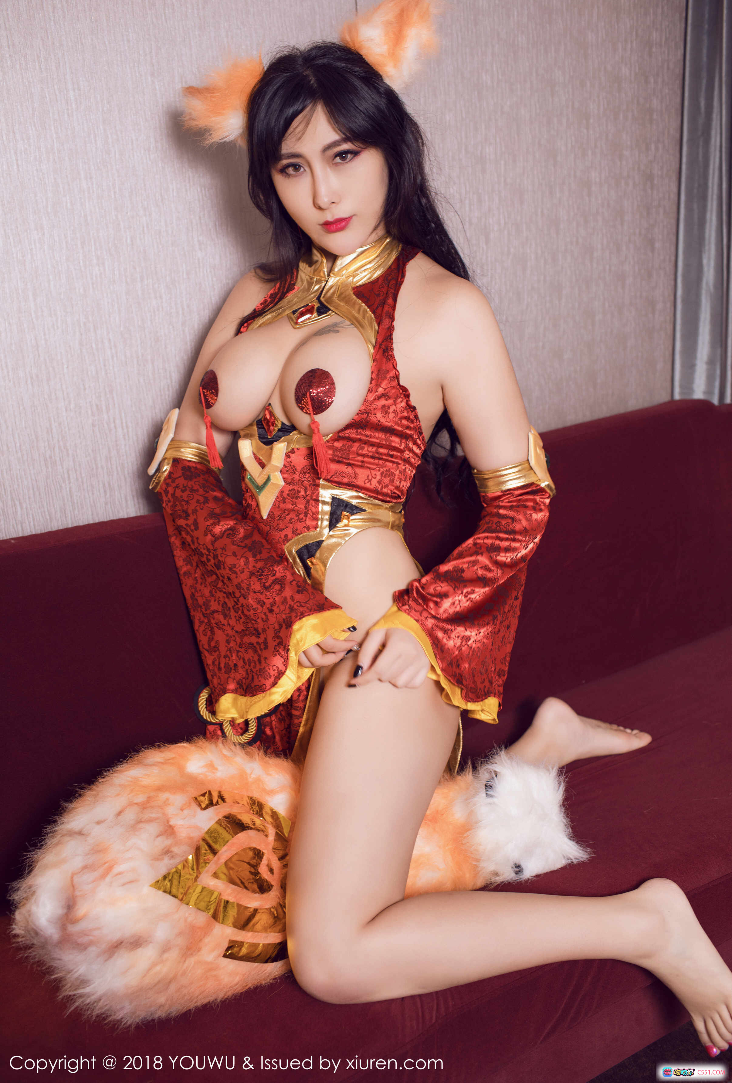 图片[6] - 孟狐狸FoxYini性感Cosplay写真 – 红金狐耳装束床边坐姿诱惑美图 - 就要吻