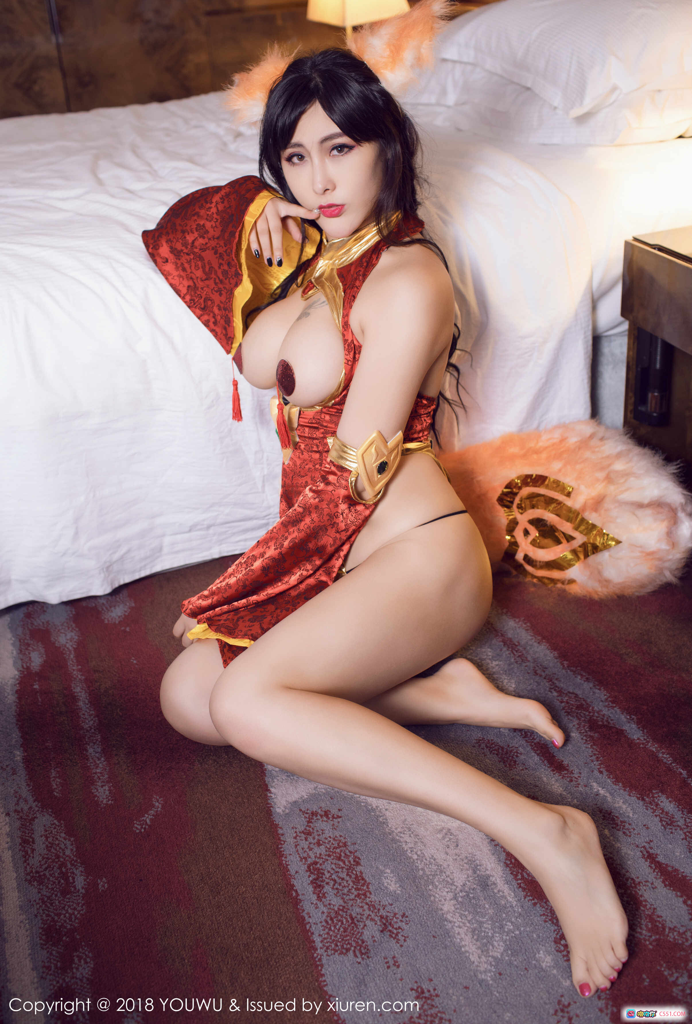 图片[9] - 孟狐狸FoxYini性感Cosplay写真 – 红金狐耳装束床边坐姿诱惑美图 - 就要吻