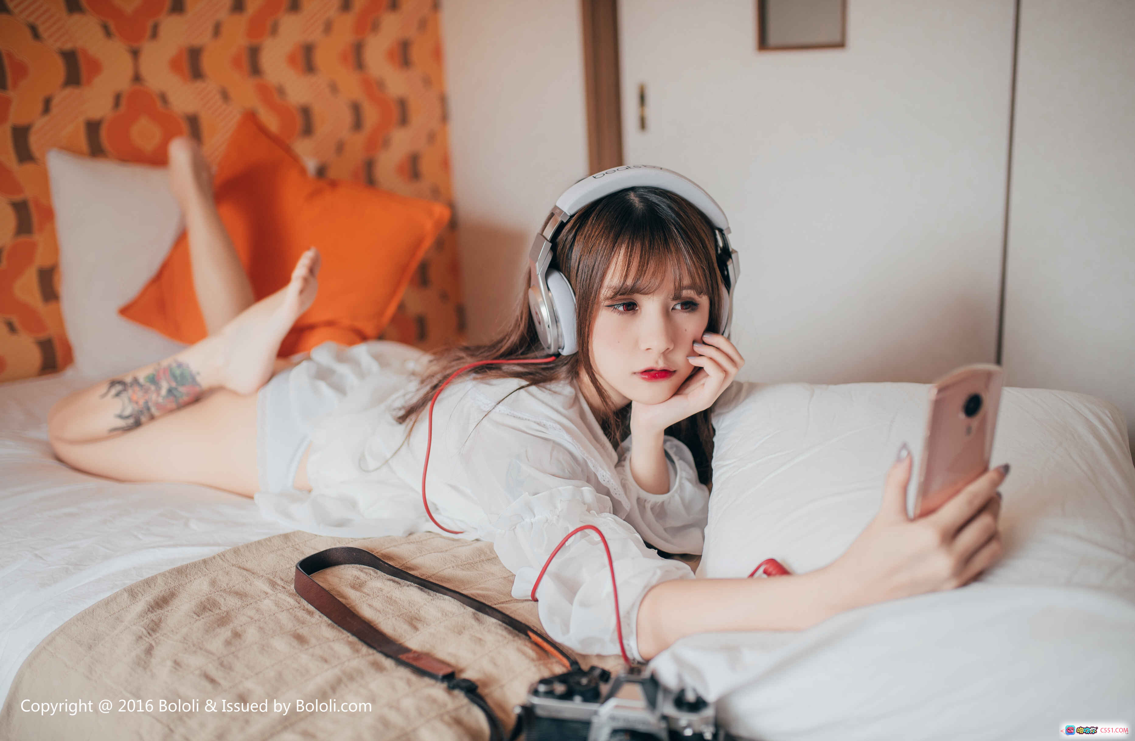 图片[10] - 夏美酱性感写真 | 白色吊带睡衣 + 手持冰棒 + 床上慵懒姿势 + 肩部纹身特写 | BoLoli波萝社VOL.099高清图集 - 就要吻