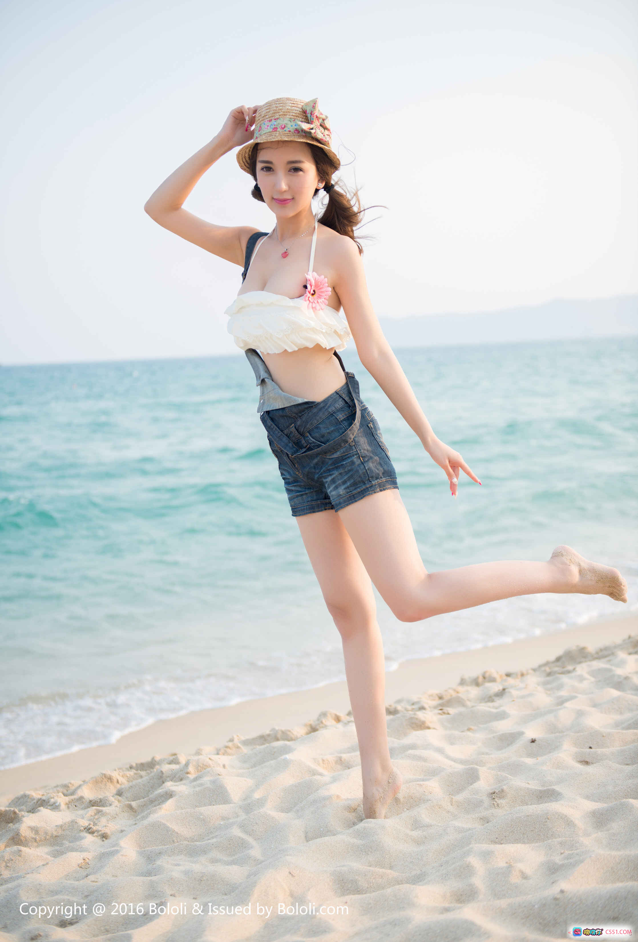 图片[7] - 小潘鼠海滩写真 | 白色荷叶边比基尼+牛仔背带短裤 | BoLoli波萝社2017 VOL.112 | 清新甜美少女风沙滩照 - 就要吻