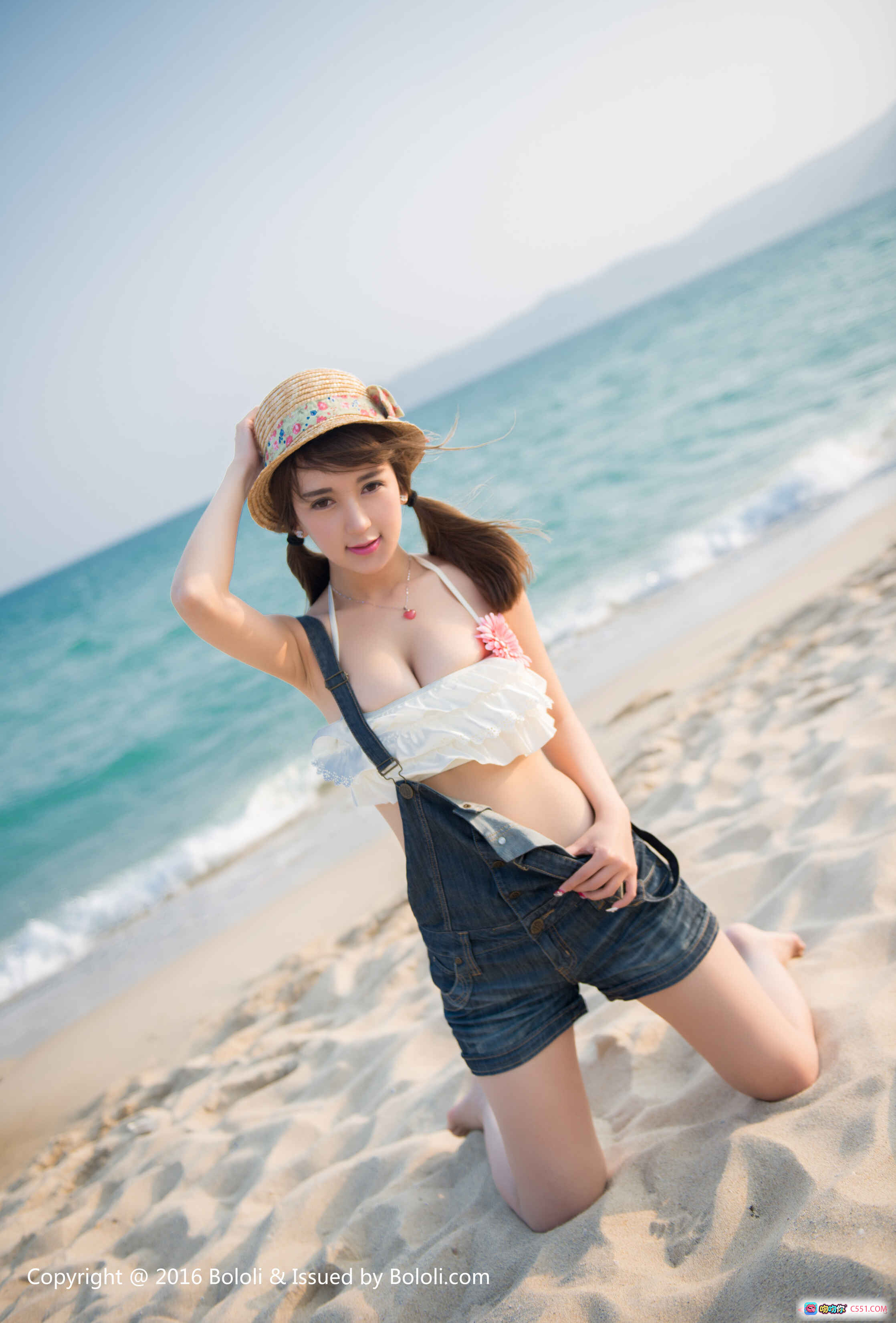 图片[9] - 小潘鼠海滩写真 | 白色荷叶边比基尼+牛仔背带短裤 | BoLoli波萝社2017 VOL.112 | 清新甜美少女风沙滩照 - 就要吻