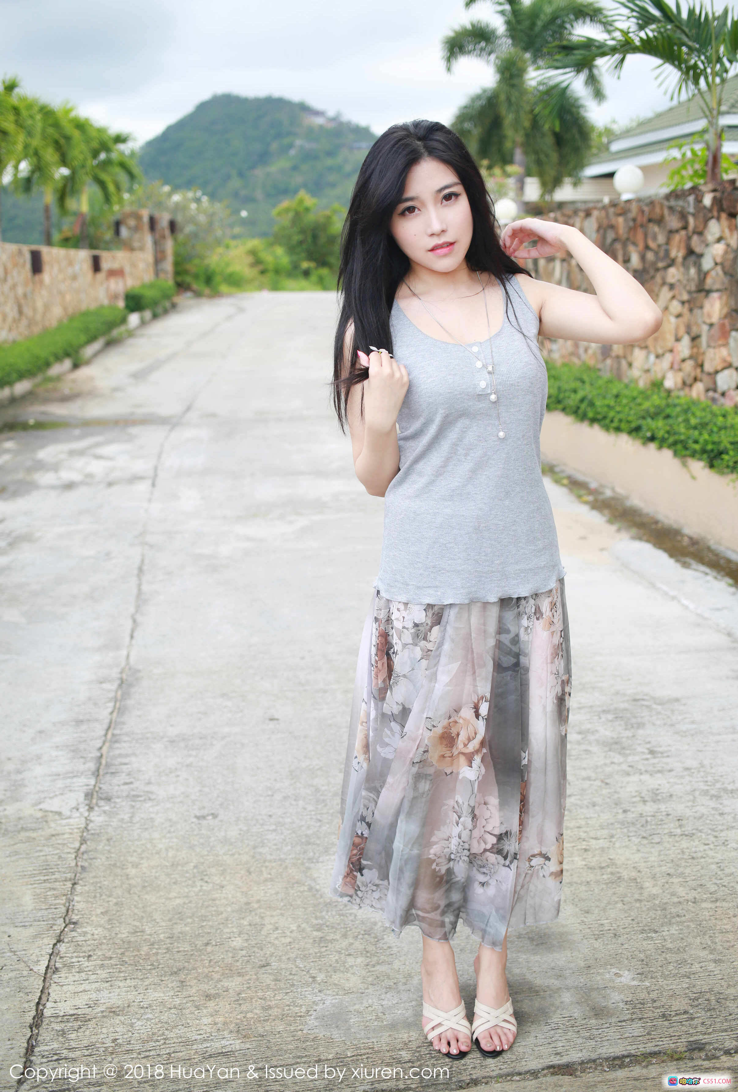 许诺Sabrina户外写真 | 灰色吊带上衣+印花长裙 | 山景椰树背景 | HuaYan花の颜2018 Vol.054 - 就要吻