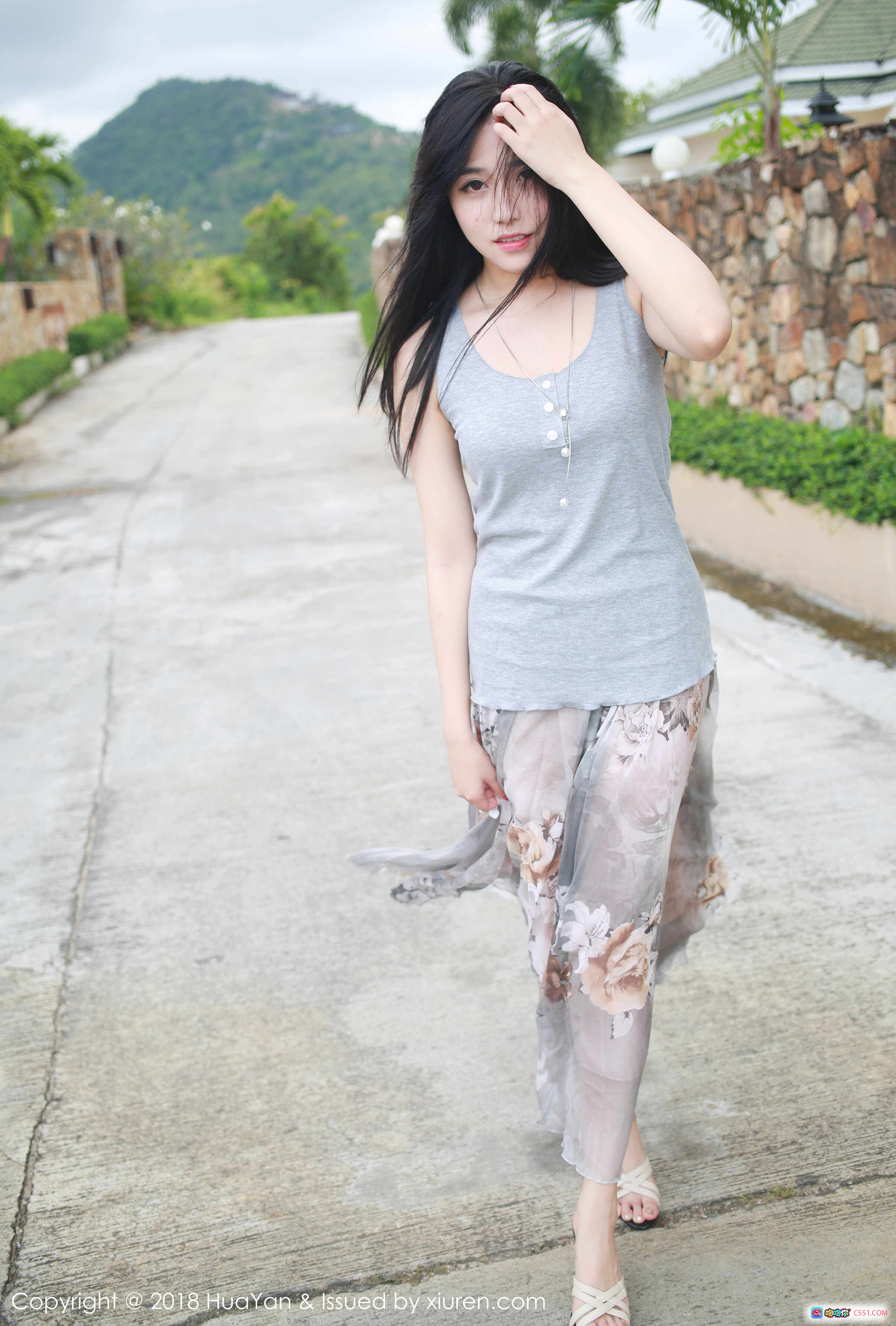 图片[6] - 许诺Sabrina户外写真 | 灰色吊带上衣+印花长裙 | 山景椰树背景 | HuaYan花の颜2018 Vol.054 - 就要吻