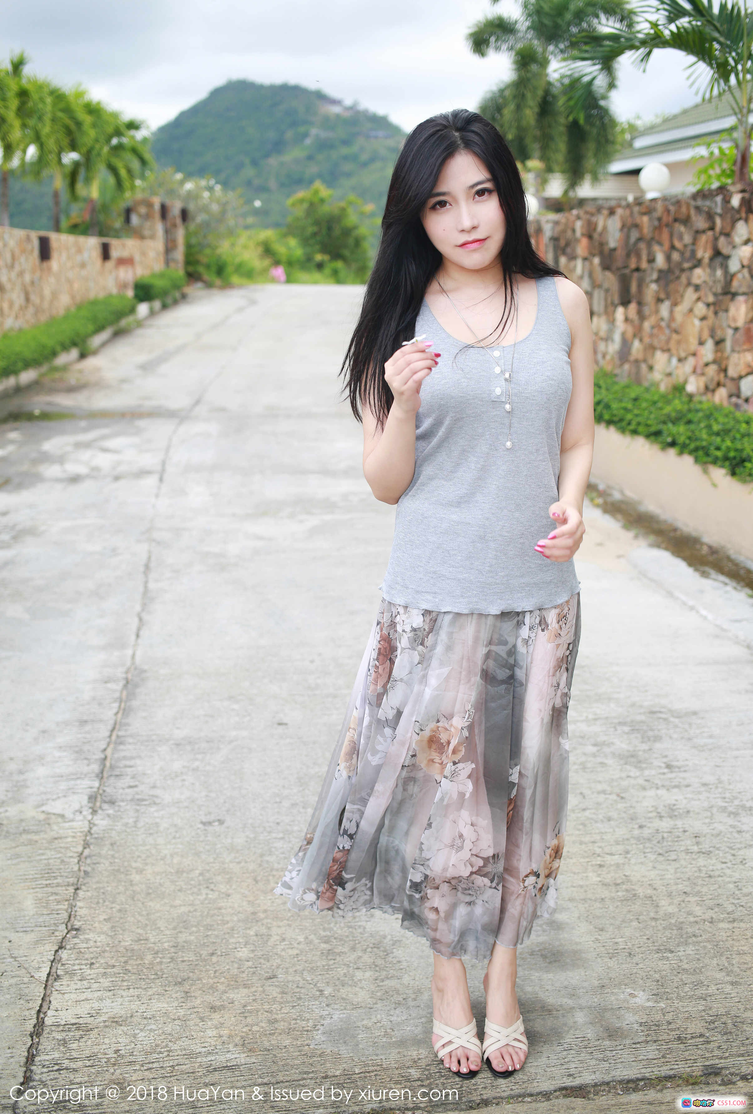 图片[5] - 许诺Sabrina户外写真 | 灰色吊带上衣+印花长裙 | 山景椰树背景 | HuaYan花の颜2018 Vol.054 - 就要吻