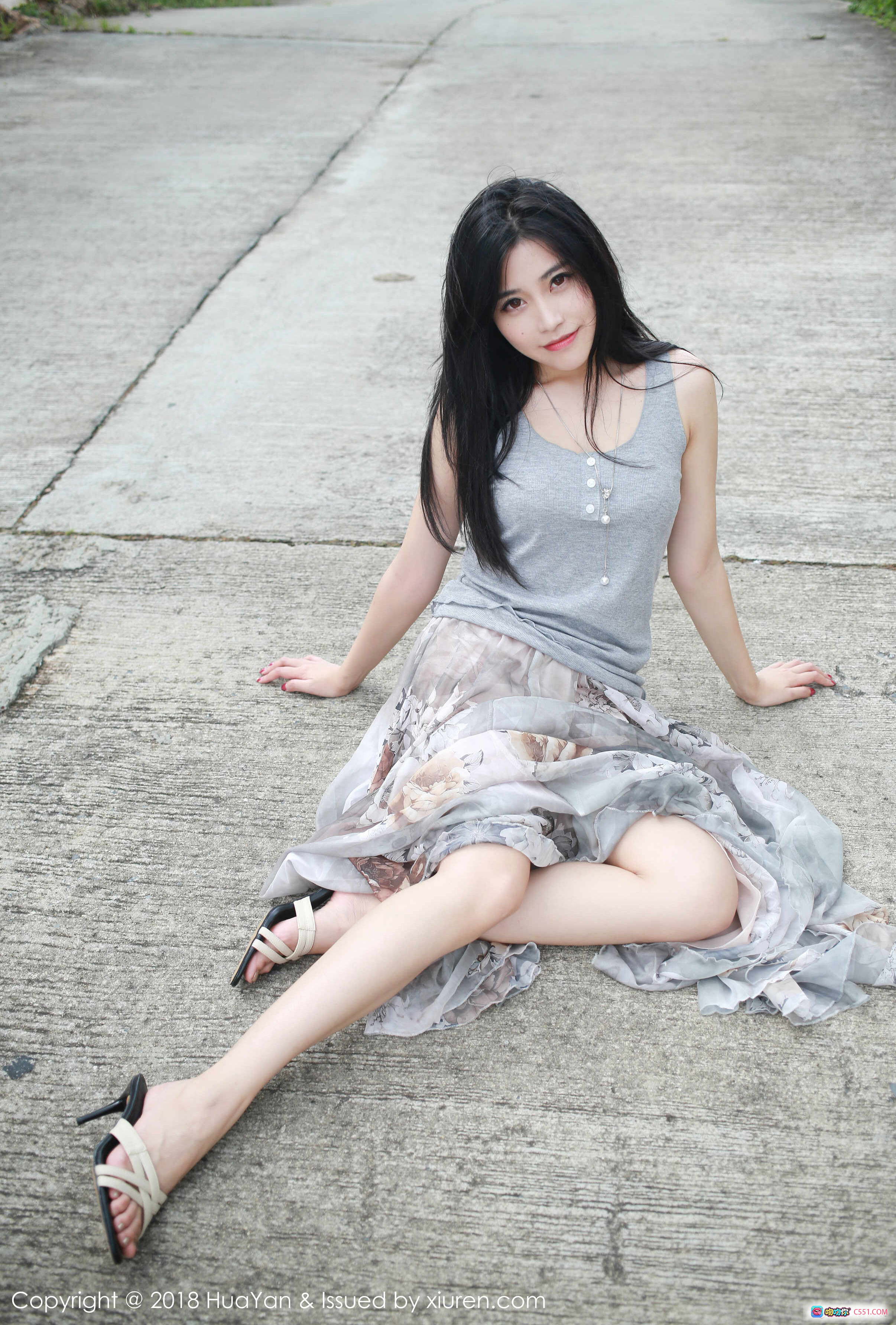 图片[3] - 许诺Sabrina户外写真 | 灰色吊带上衣+印花长裙 | 山景椰树背景 | HuaYan花の颜2018 Vol.054 - 就要吻