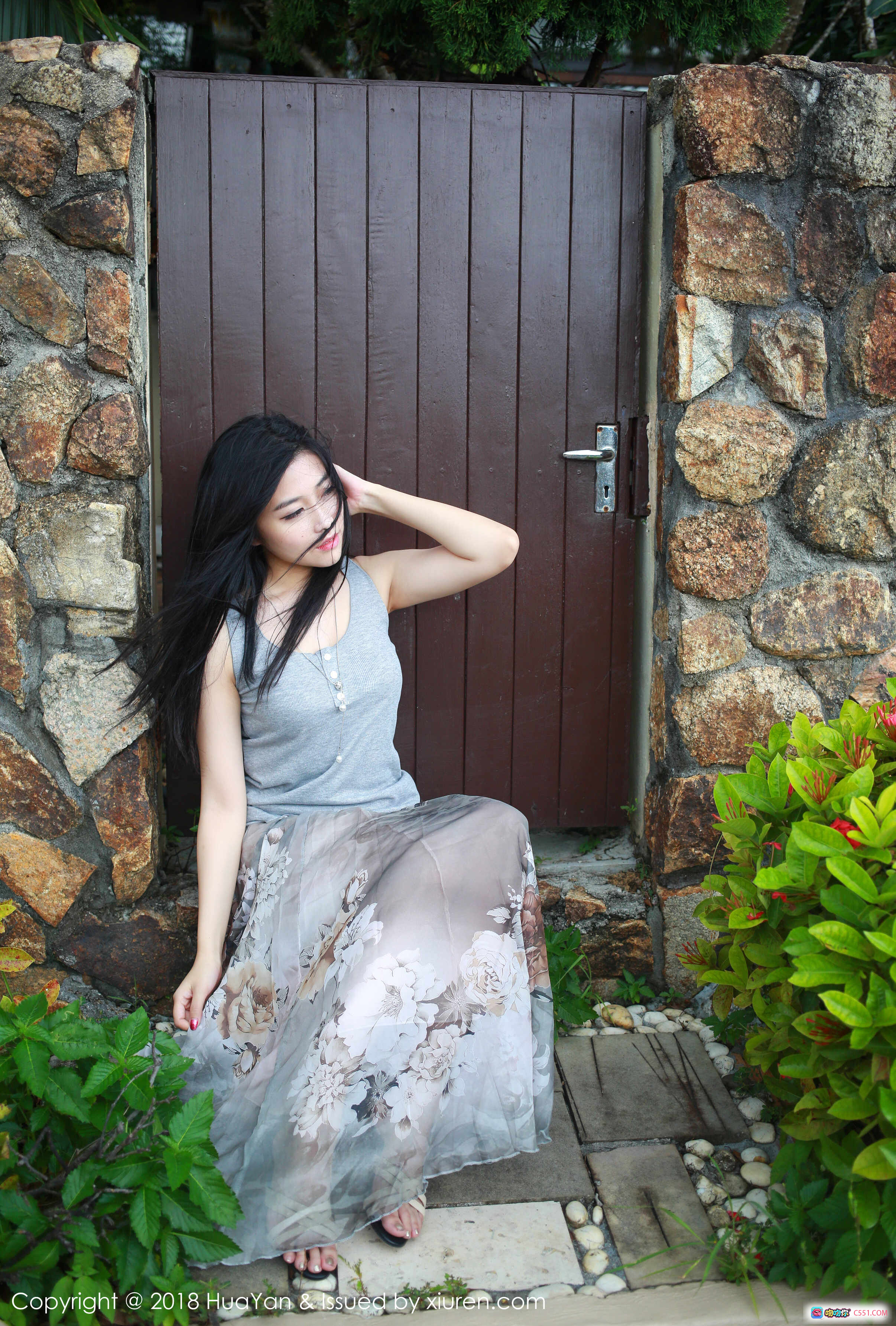 图片[7] - 许诺Sabrina户外写真 | 灰色吊带上衣+印花长裙 | 山景椰树背景 | HuaYan花の颜2018 Vol.054 - 就要吻