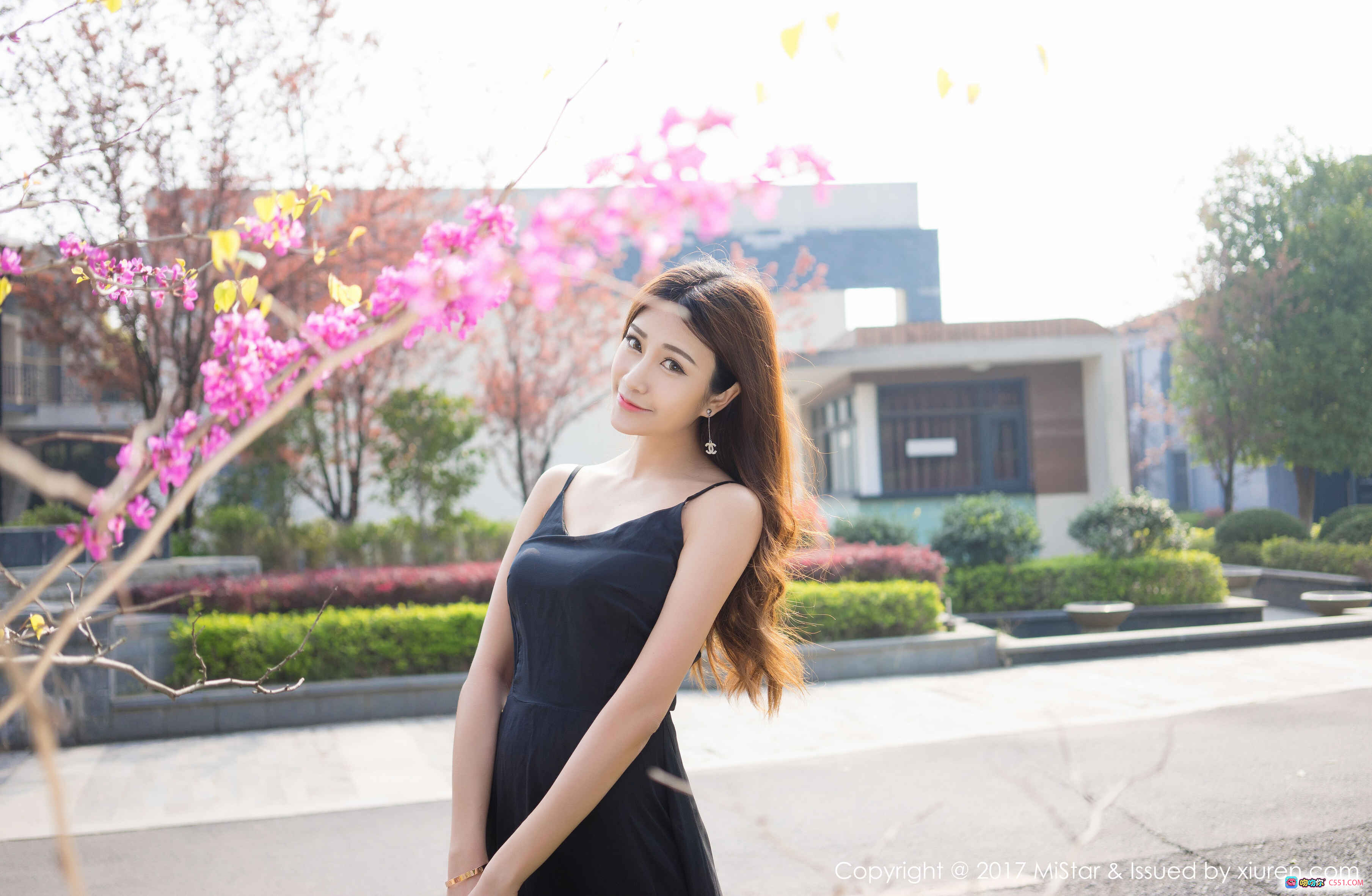 MiStar小蕾蕾2017.05.22 Vol.169 黑裙美女户外花丛写真 甜美微笑自然光人像摄影 - 就要吻