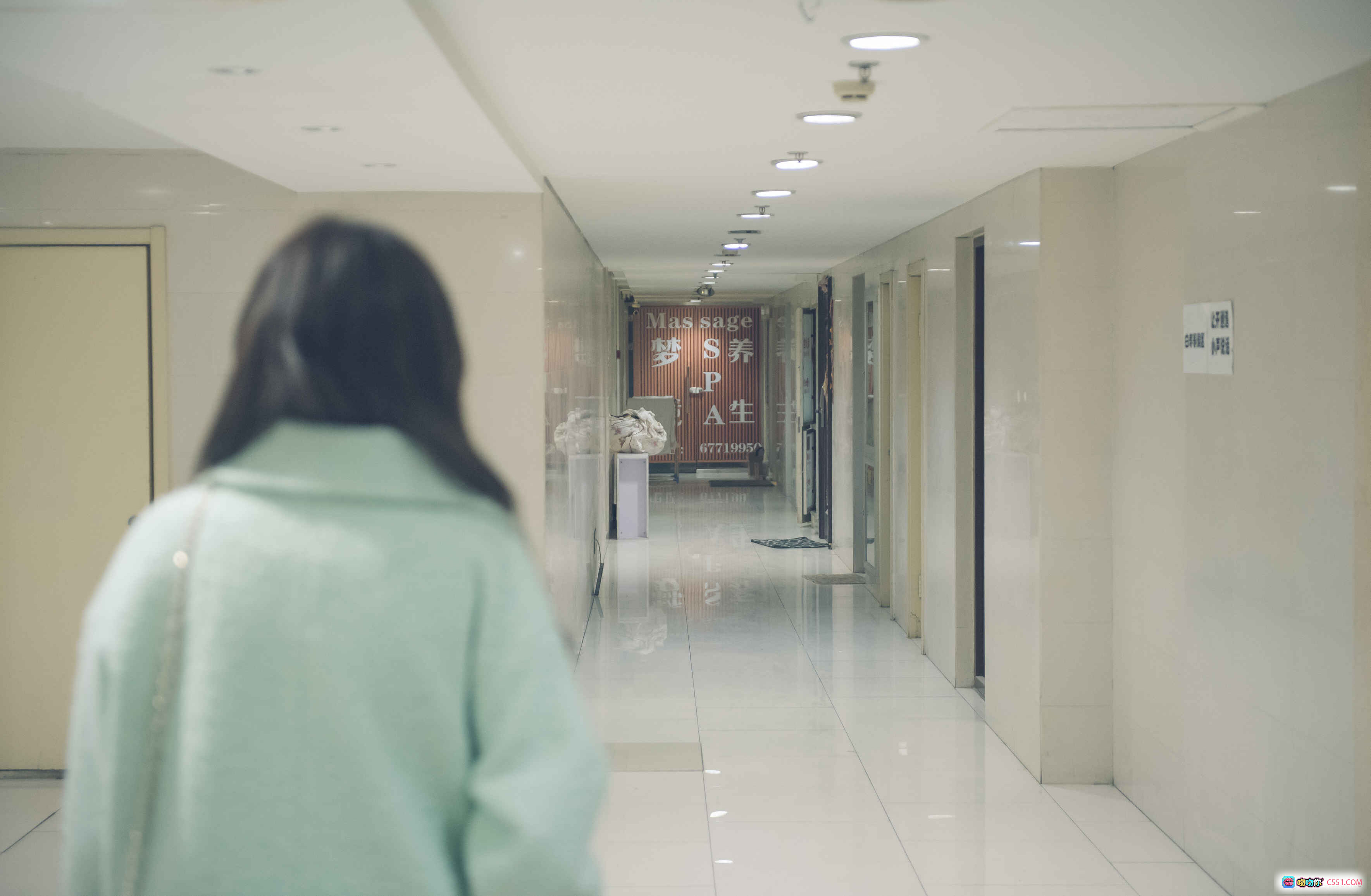 女神探店猫咪6M | 2018.05.07 TouTiao头条女神 | 走廊背影清新穿搭 | 室内长廊探秘场景 - 就要吻