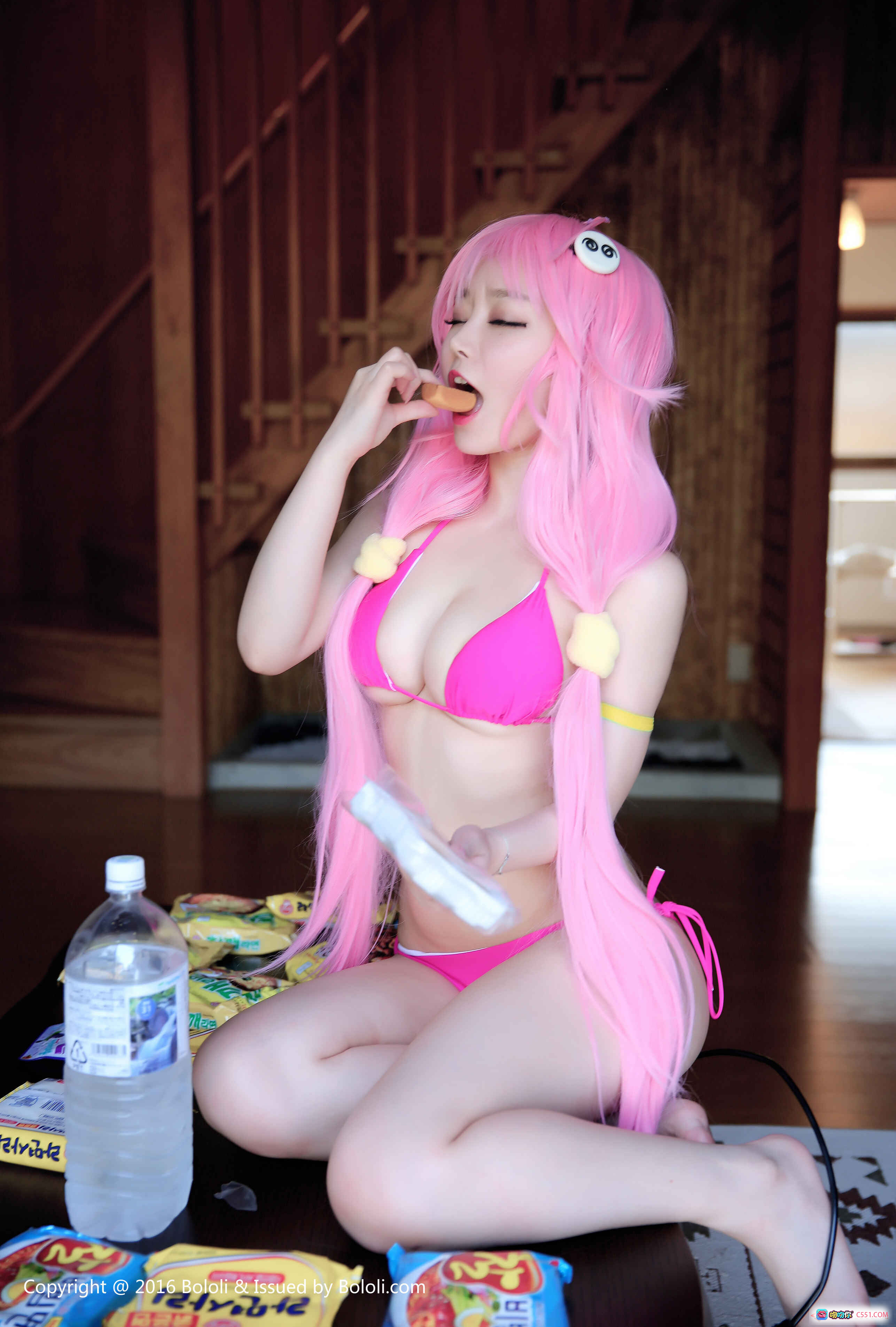图片[8] - 柳侑绮粉发少女写真 | BoLoli波萝社VOL.094 | 白色比基尼+牛仔短裤+粉色帆布鞋 | 室内日系风格美腿特写 - 就要吻