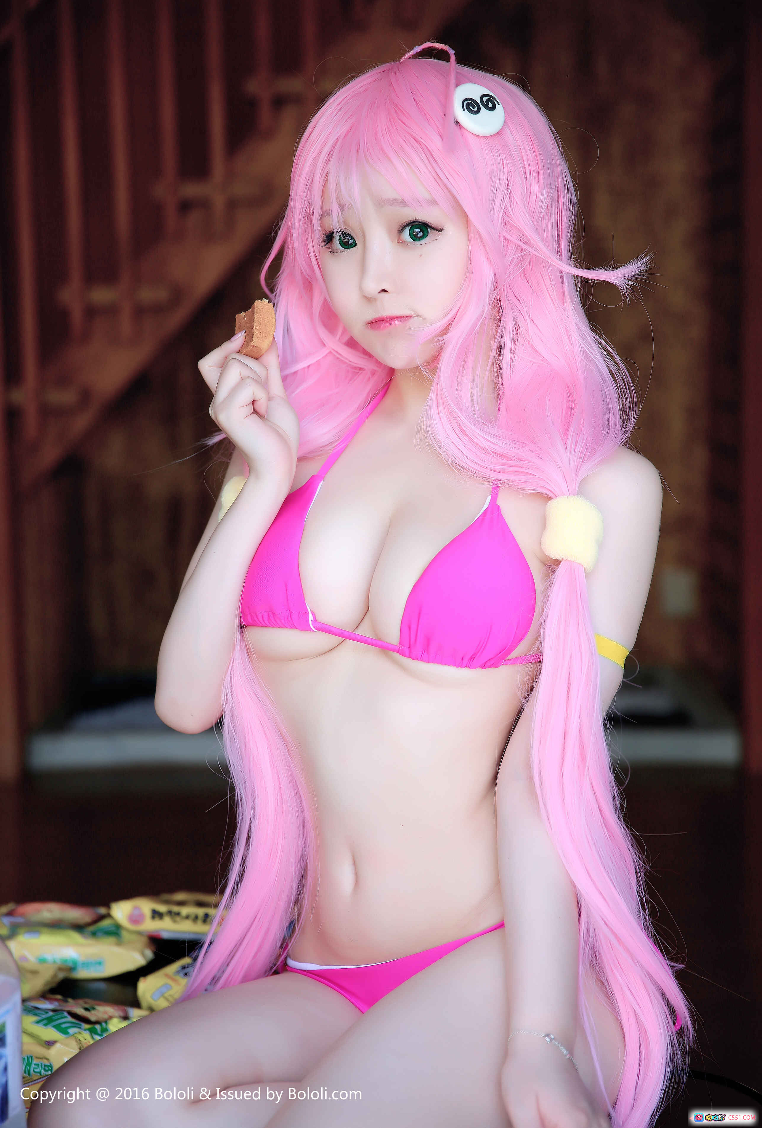 图片[2] - 柳侑绮粉发少女写真 | BoLoli波萝社VOL.094 | 白色比基尼+牛仔短裤+粉色帆布鞋 | 室内日系风格美腿特写 - 就要吻