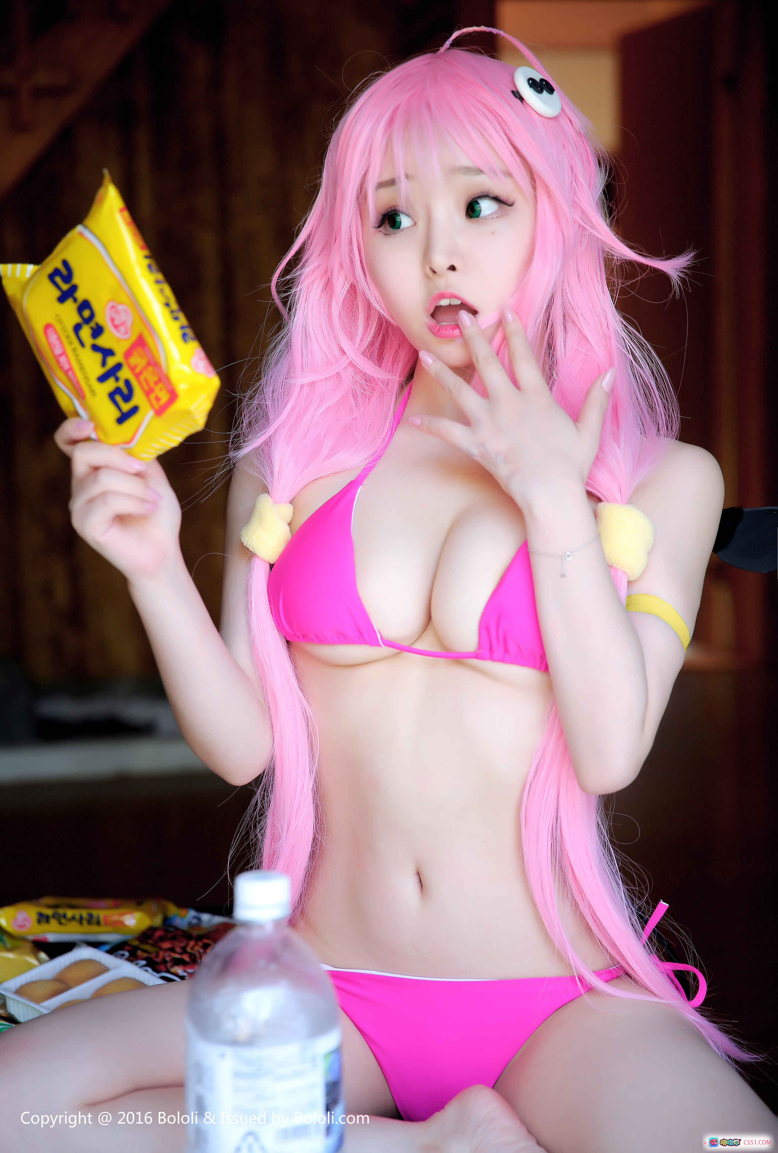 图片[4] - 柳侑绮粉发少女写真 | BoLoli波萝社VOL.094 | 白色比基尼+牛仔短裤+粉色帆布鞋 | 室内日系风格美腿特写 - 就要吻