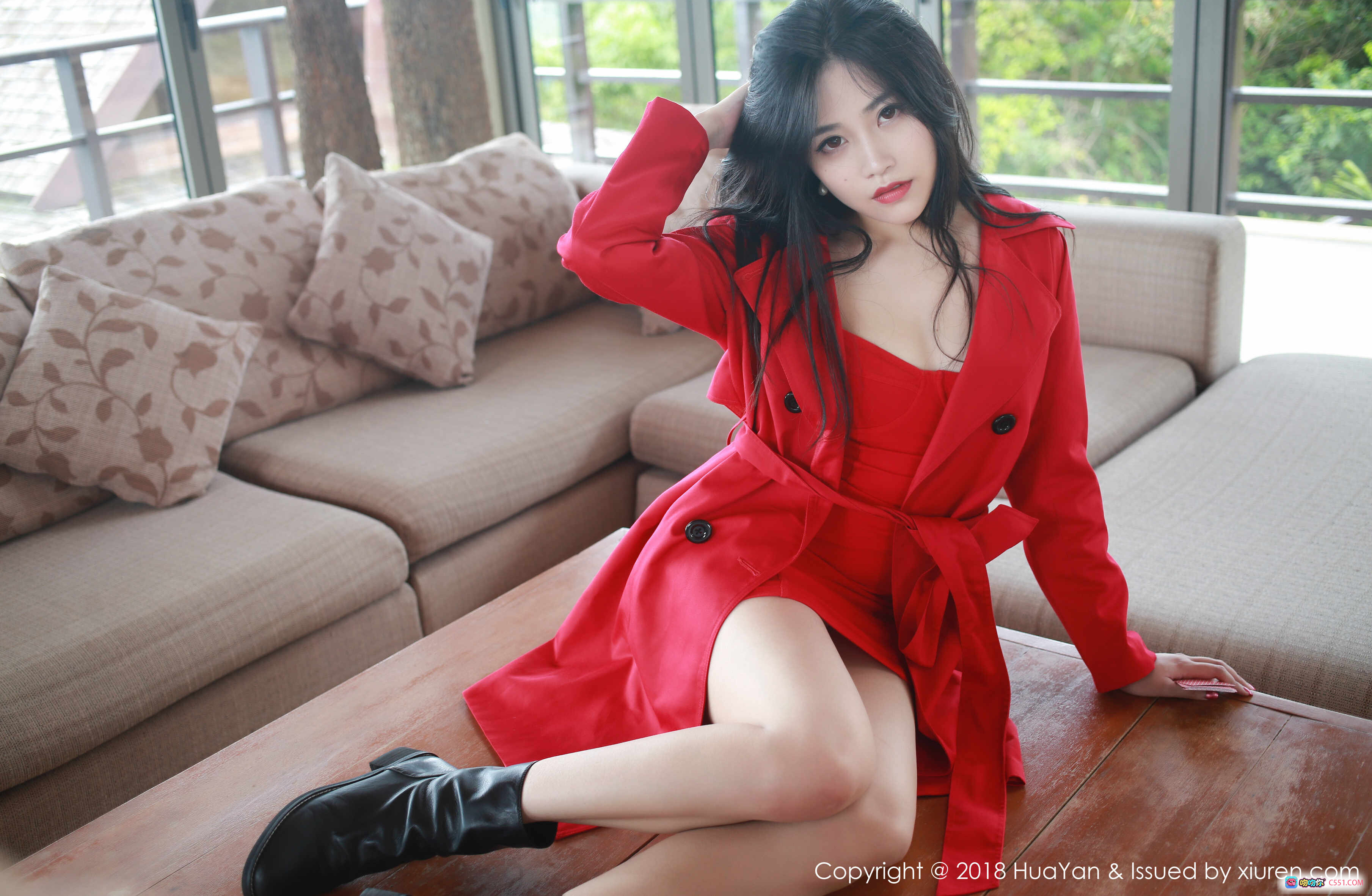 图片[5] - 许诺Sabrina红色风衣性感写真 – HuaYan花の颜2018.11.15 Vol.056 美腿黑靴楼梯场景高清图集 - 就要吻