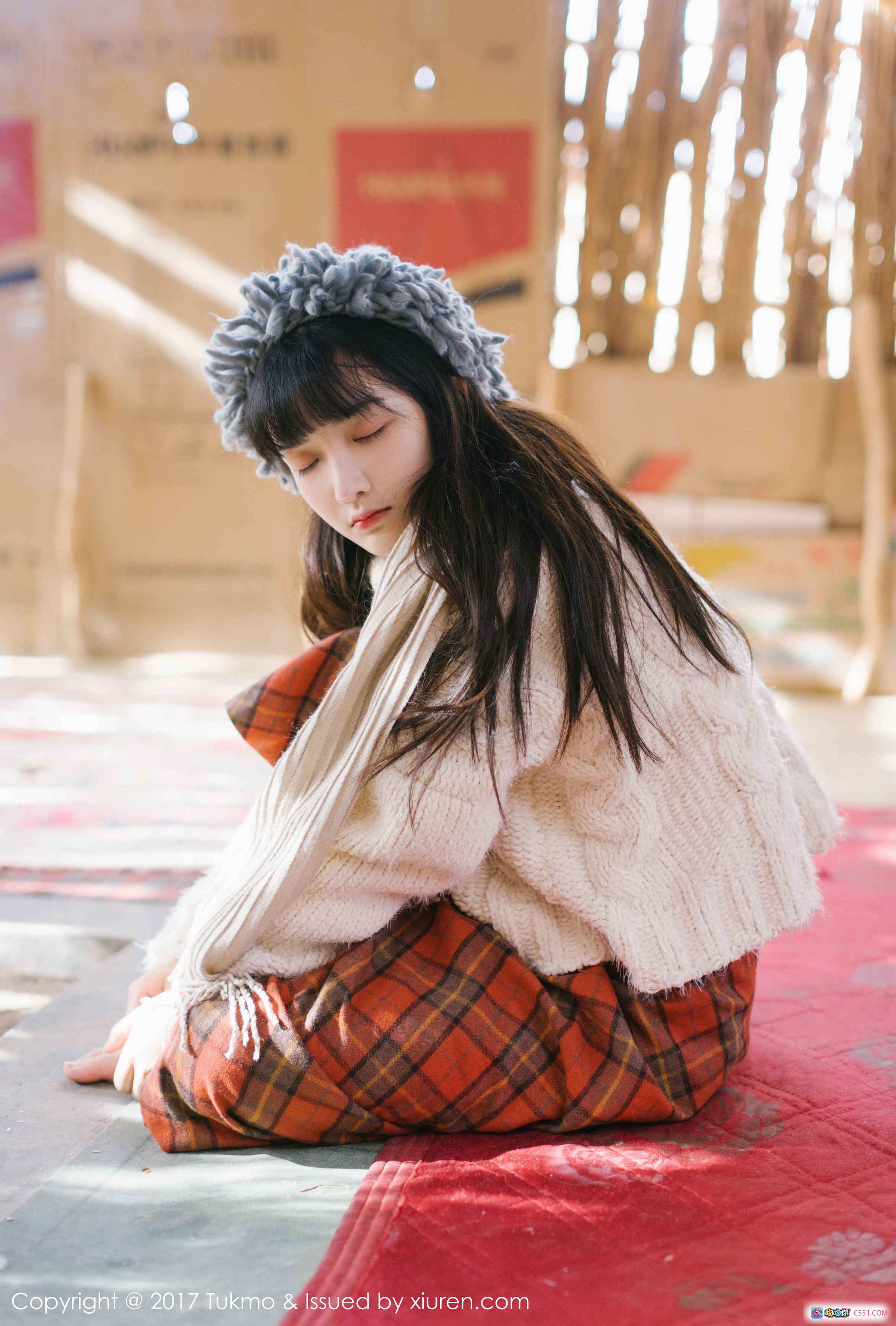 Tukmo 2017 Vol.098 应 甜美少女毛线帽格子裙写真 温柔日系风室内光影摄影 - 就要吻