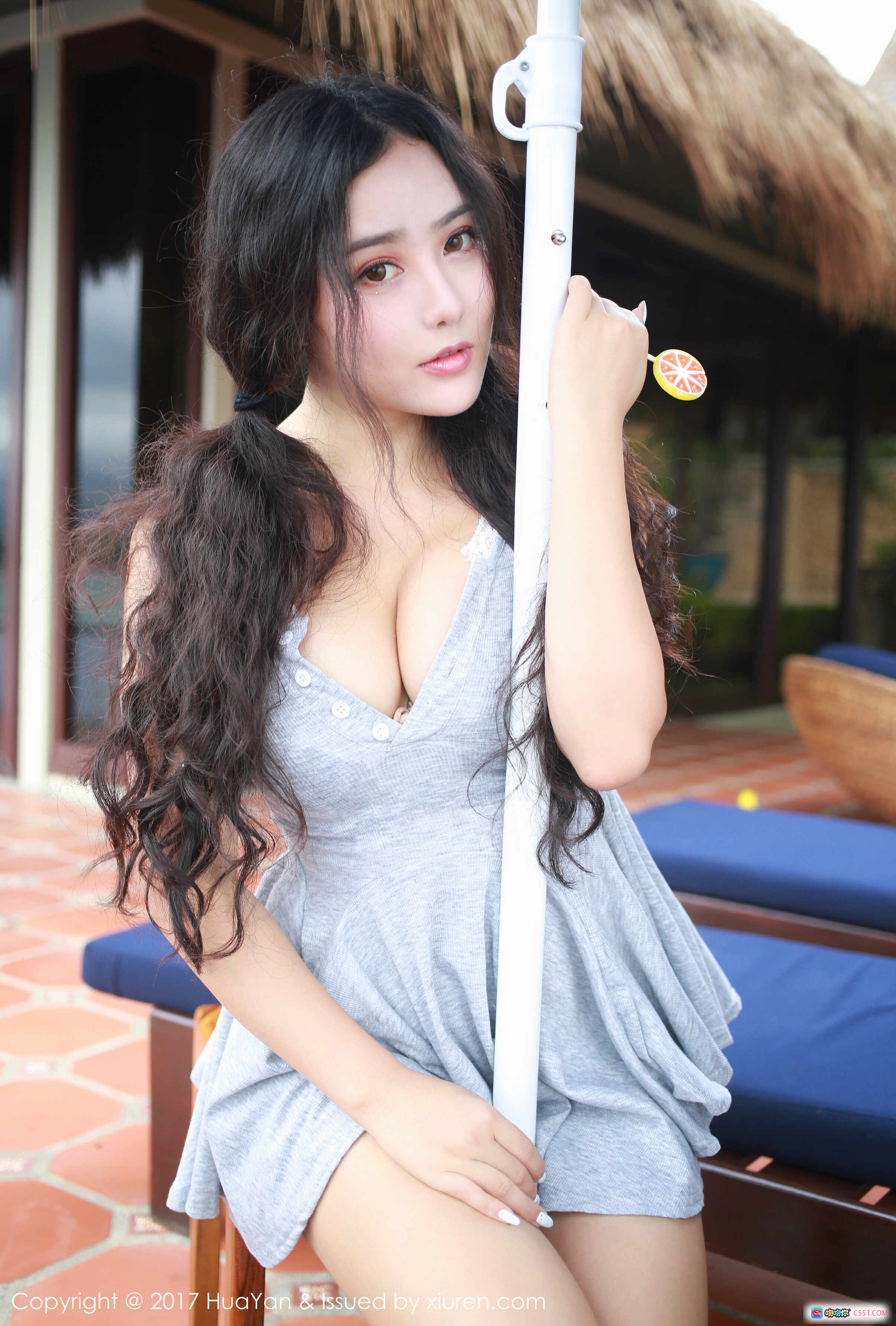 图片[9] - HuaYan花の颜2017.06.07 Vol.039 Manuela玛鲁娜 灰色吊带裙+柠檬棒棒糖+长卷发+性感写真+室内红砖地+清新自然风 - 就要吻