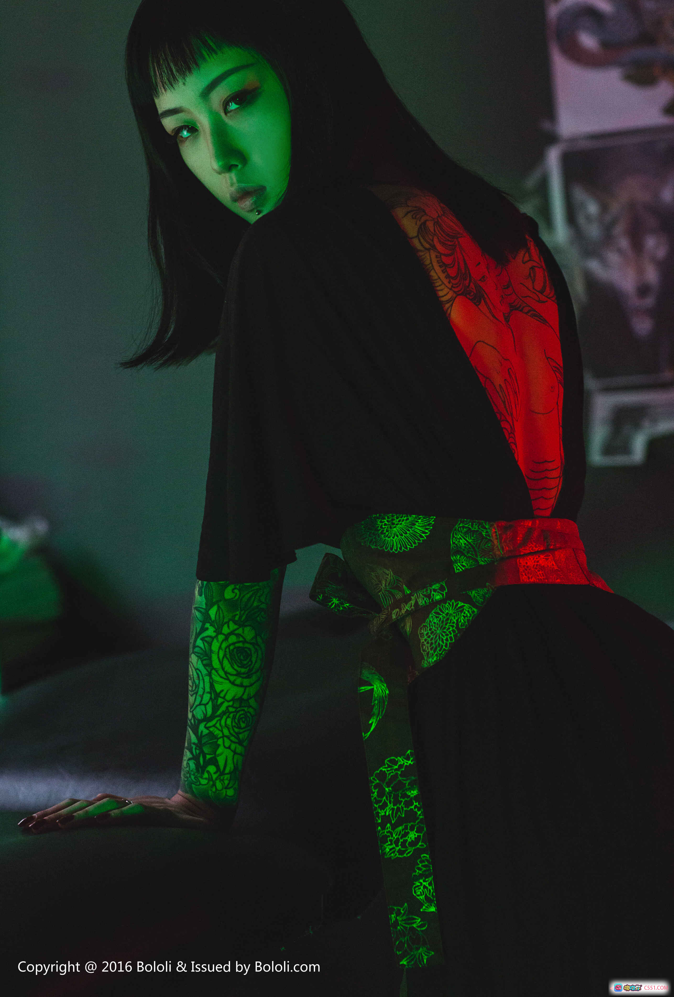 BoLoli波萝社VOL.087王思匀荧光纹身写真｜绿色红光暗调氛围感日系少女摄影集 - 就要吻