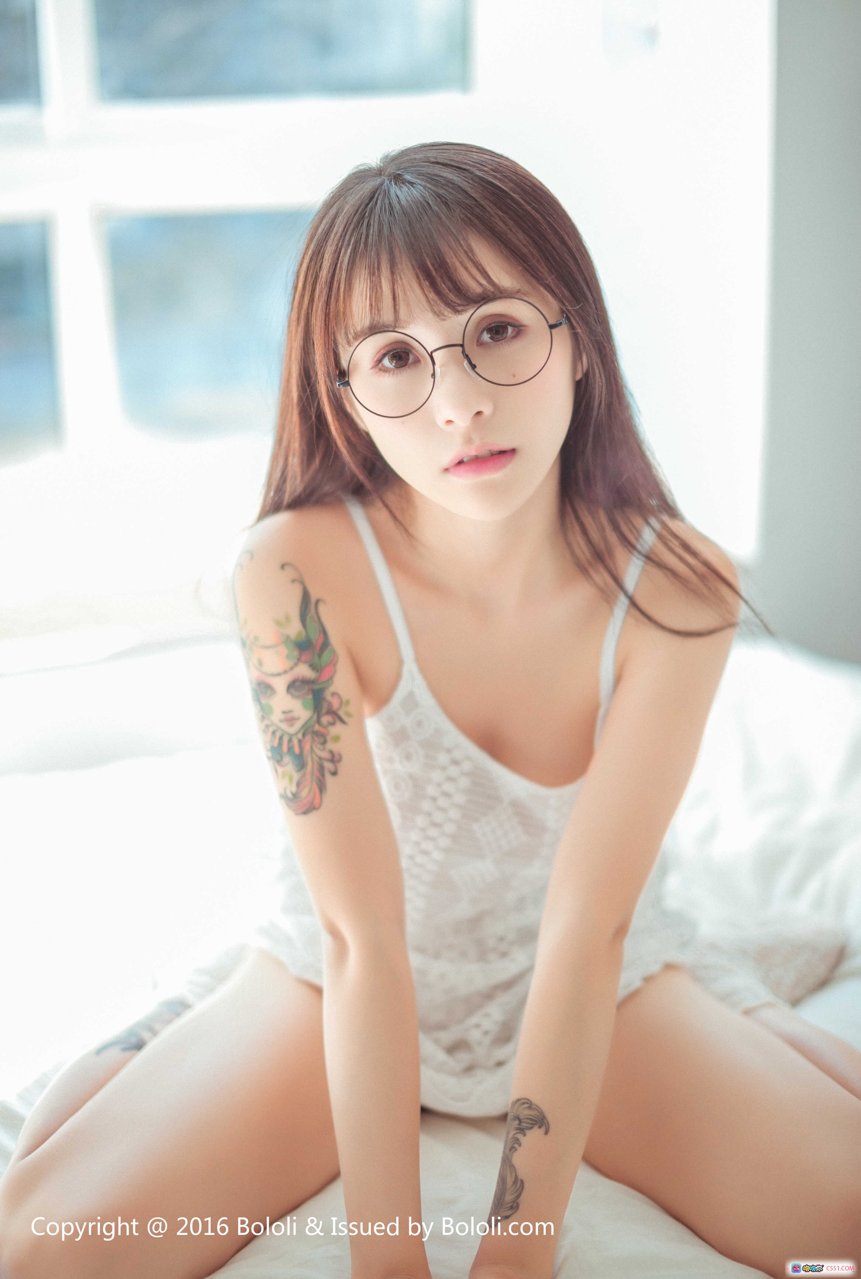 图片[6] - 夏美酱窗边写真 | 白色蕾丝吊带裙 | 手臂彩色纹身 | 闭眼温柔姿态 | BoLoli波萝社VOL.040高清图集 - 就要吻